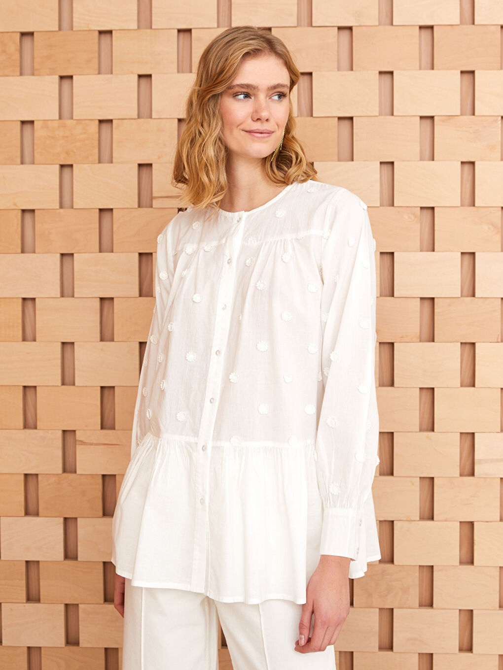 قميص كم طويل مطرز بياقة دائرية للسيدات-1