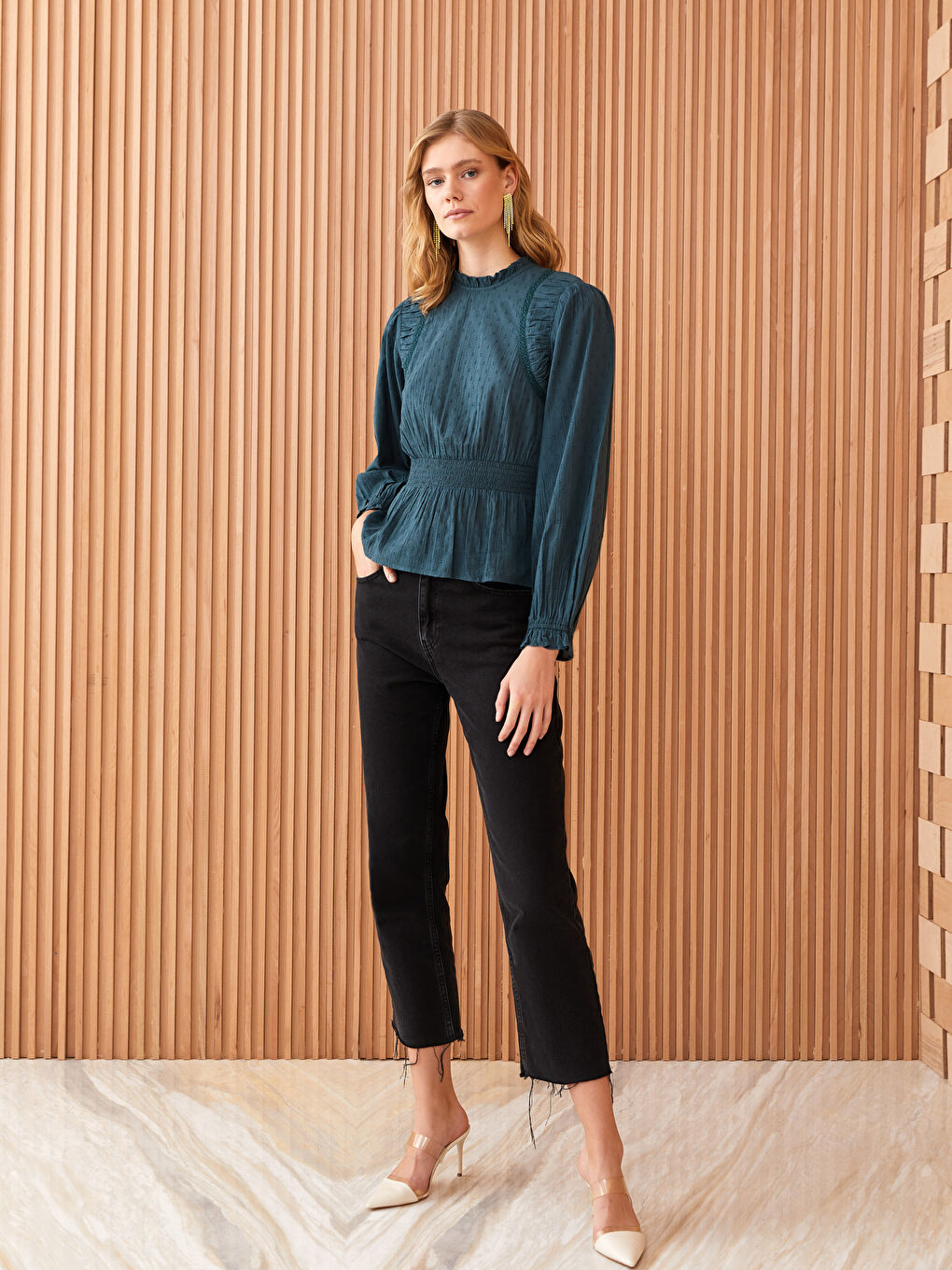 بلوزة حريمي بأكمام طويلة مطرزة وياقة واقفة مكشكشة-2