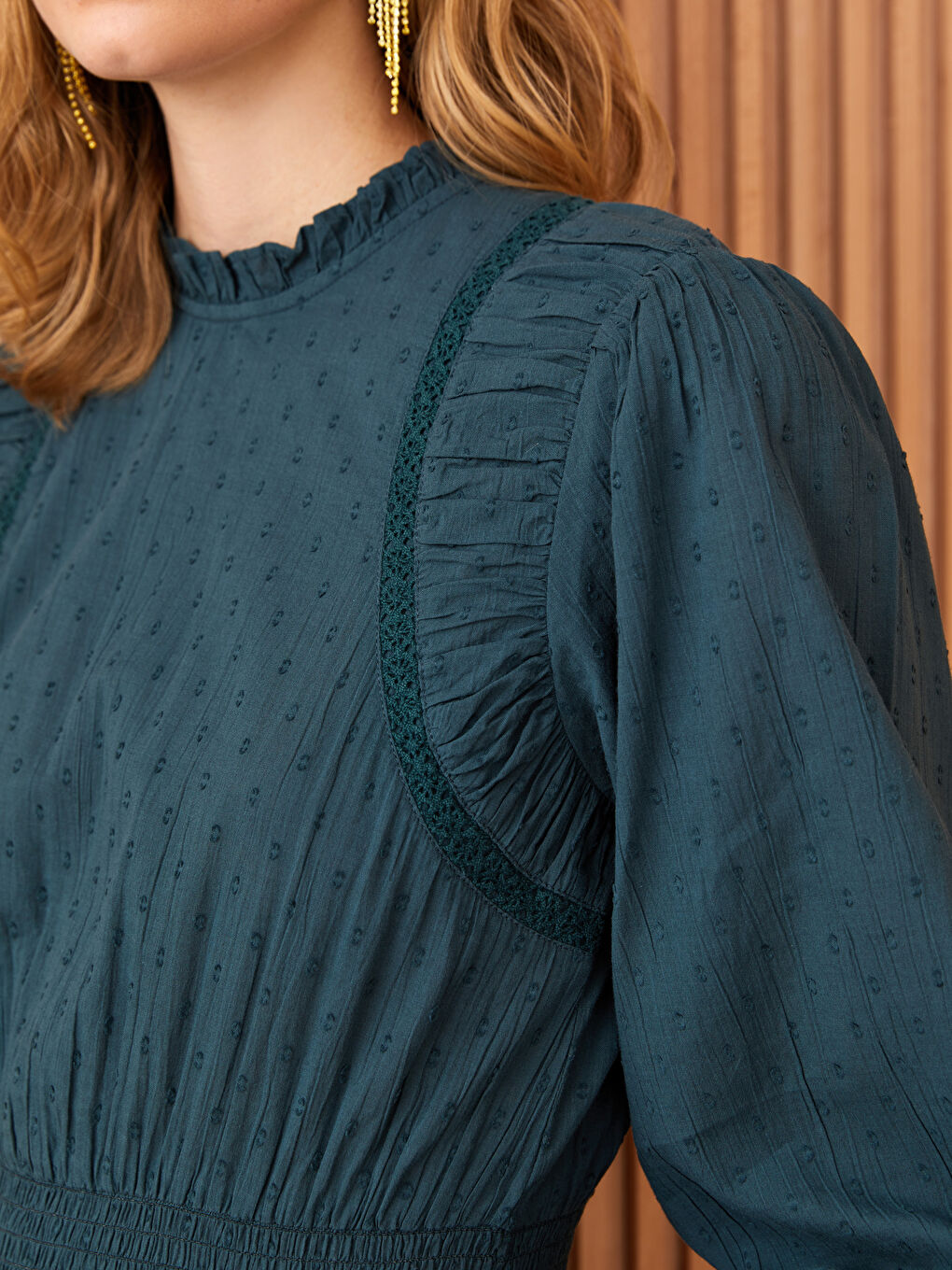 بلوزة حريمي بأكمام طويلة مطرزة وياقة واقفة مكشكشة-3