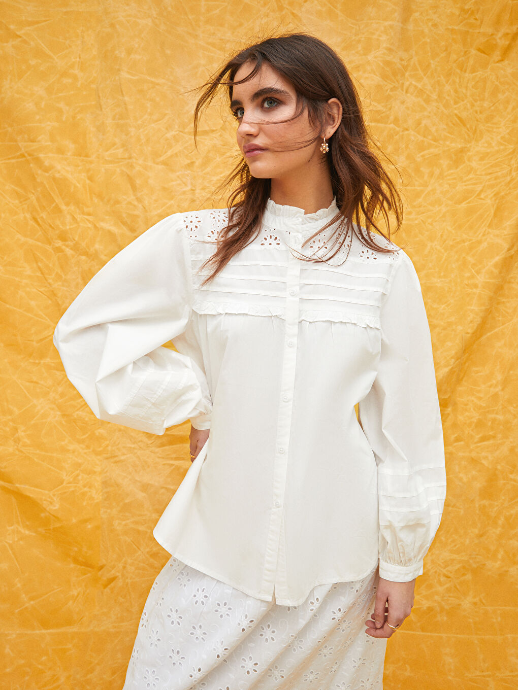 Beyaz Fırfırlı Dik Yaka Nakışlı Uzun Kollu Kadın Gömlek