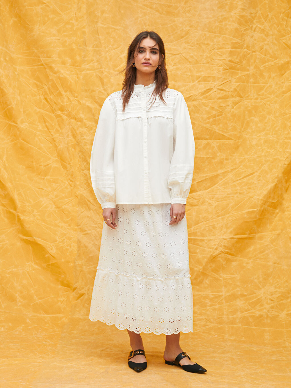 Beyaz Fırfırlı Dik Yaka Nakışlı Uzun Kollu Kadın Gömlek-1