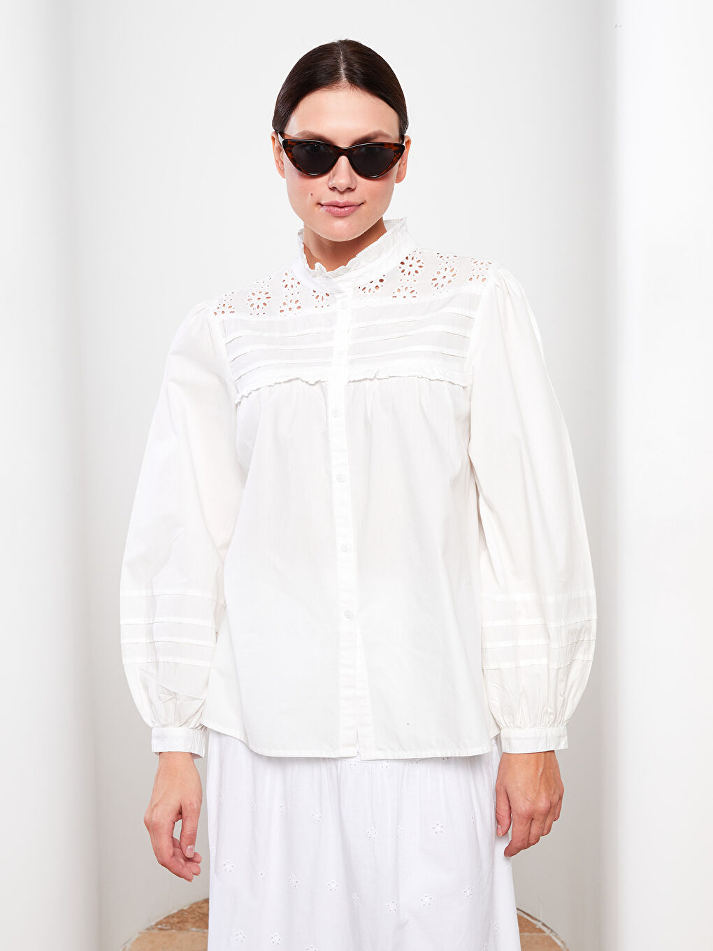 Beyaz Fırfırlı Dik Yaka Nakışlı Uzun Kollu Kadın Gömlek-2