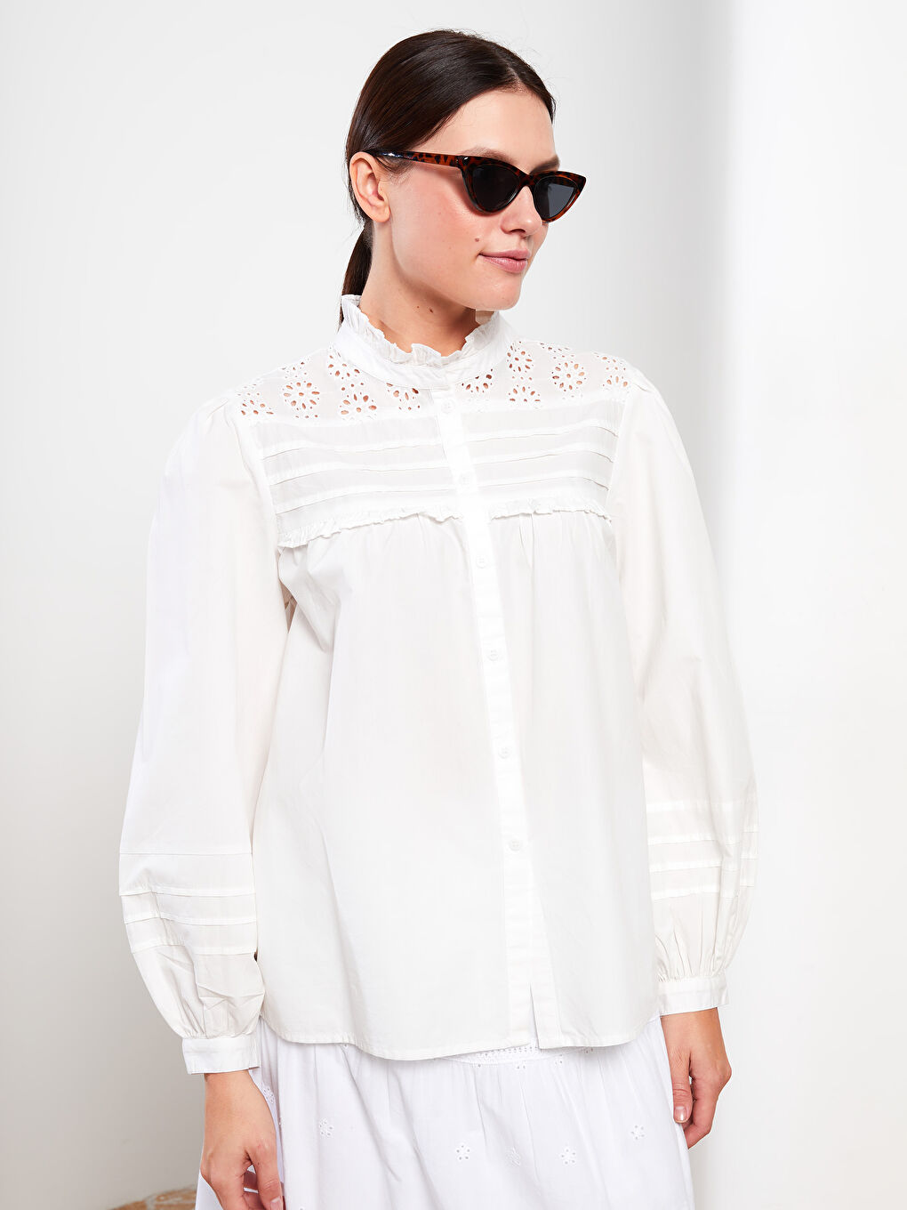 Beyaz Fırfırlı Dik Yaka Nakışlı Uzun Kollu Kadın Gömlek-3