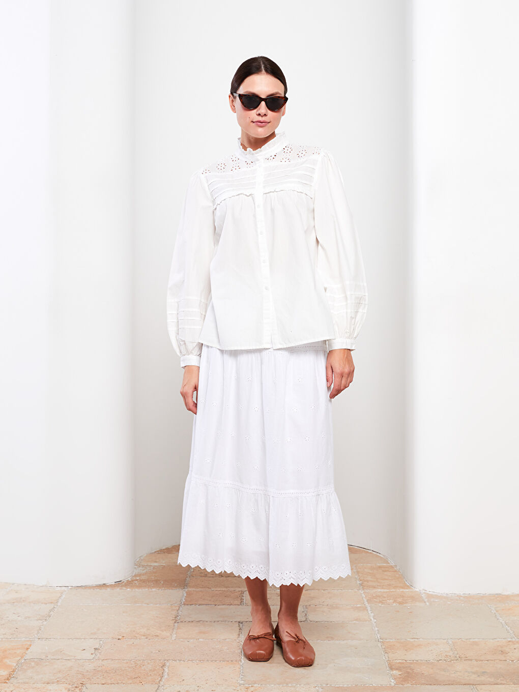 Beyaz Fırfırlı Dik Yaka Nakışlı Uzun Kollu Kadın Gömlek-4