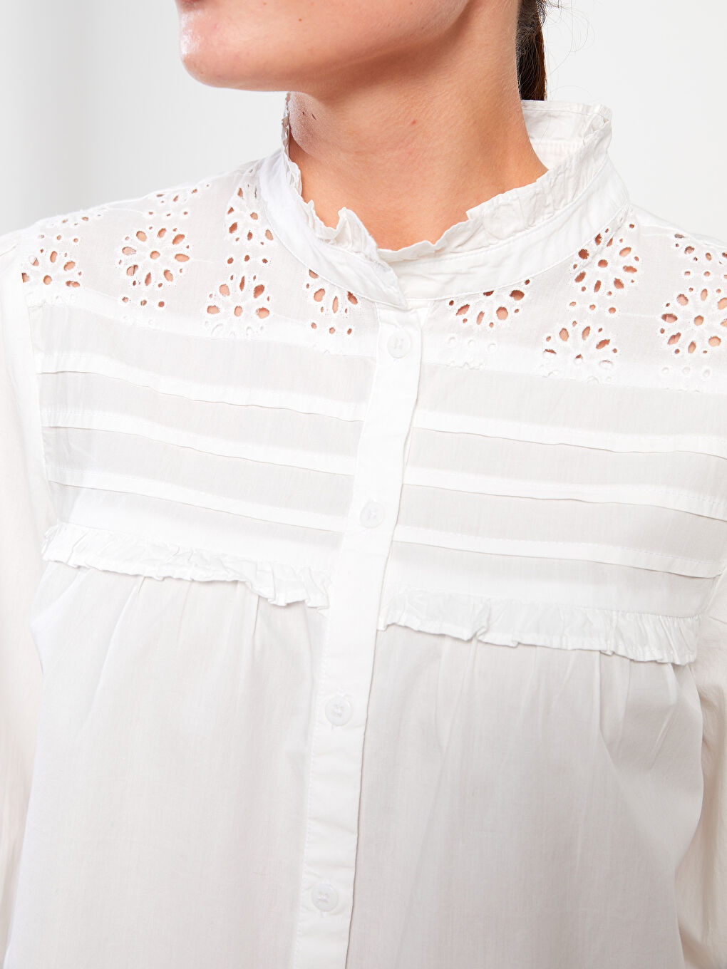 Beyaz Fırfırlı Dik Yaka Nakışlı Uzun Kollu Kadın Gömlek-5