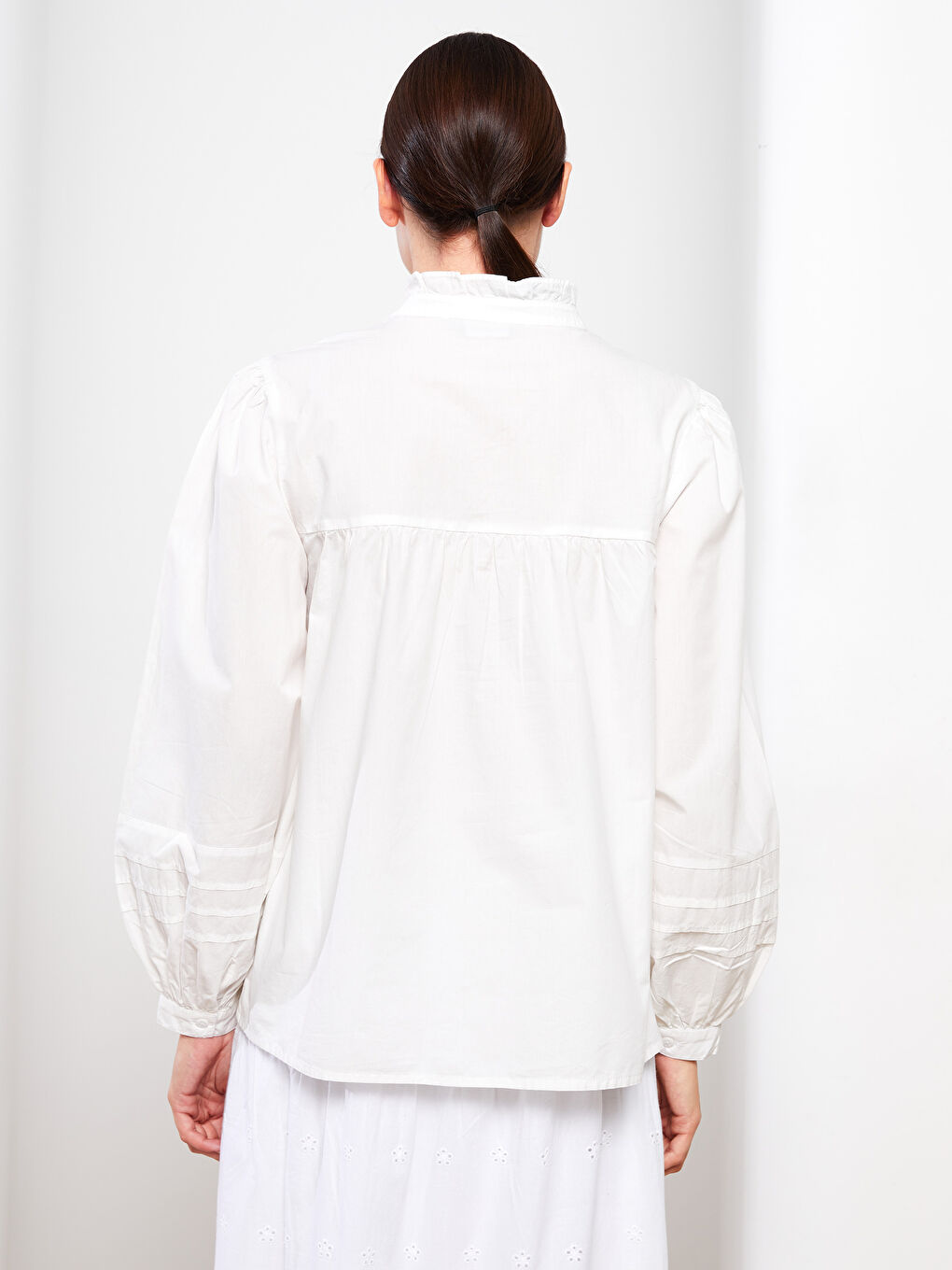 Beyaz Fırfırlı Dik Yaka Nakışlı Uzun Kollu Kadın Gömlek-6