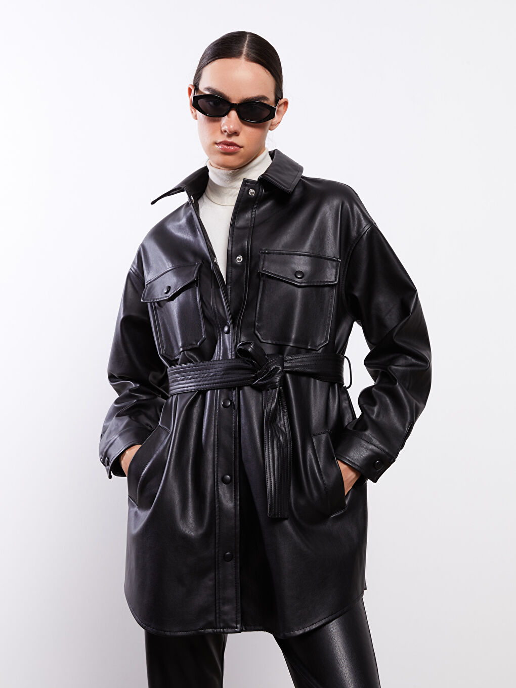 Siyah Kadın Gömlek Yaka Düz Deri Görünümlü Mont-1