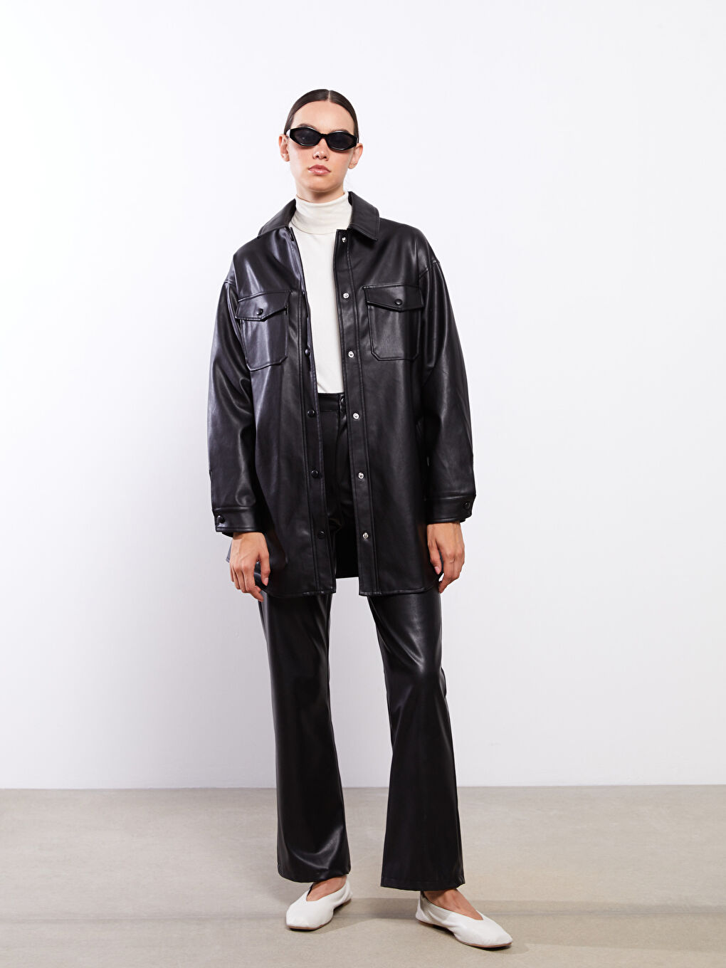 Siyah Kadın Gömlek Yaka Düz Deri Görünümlü Mont-2