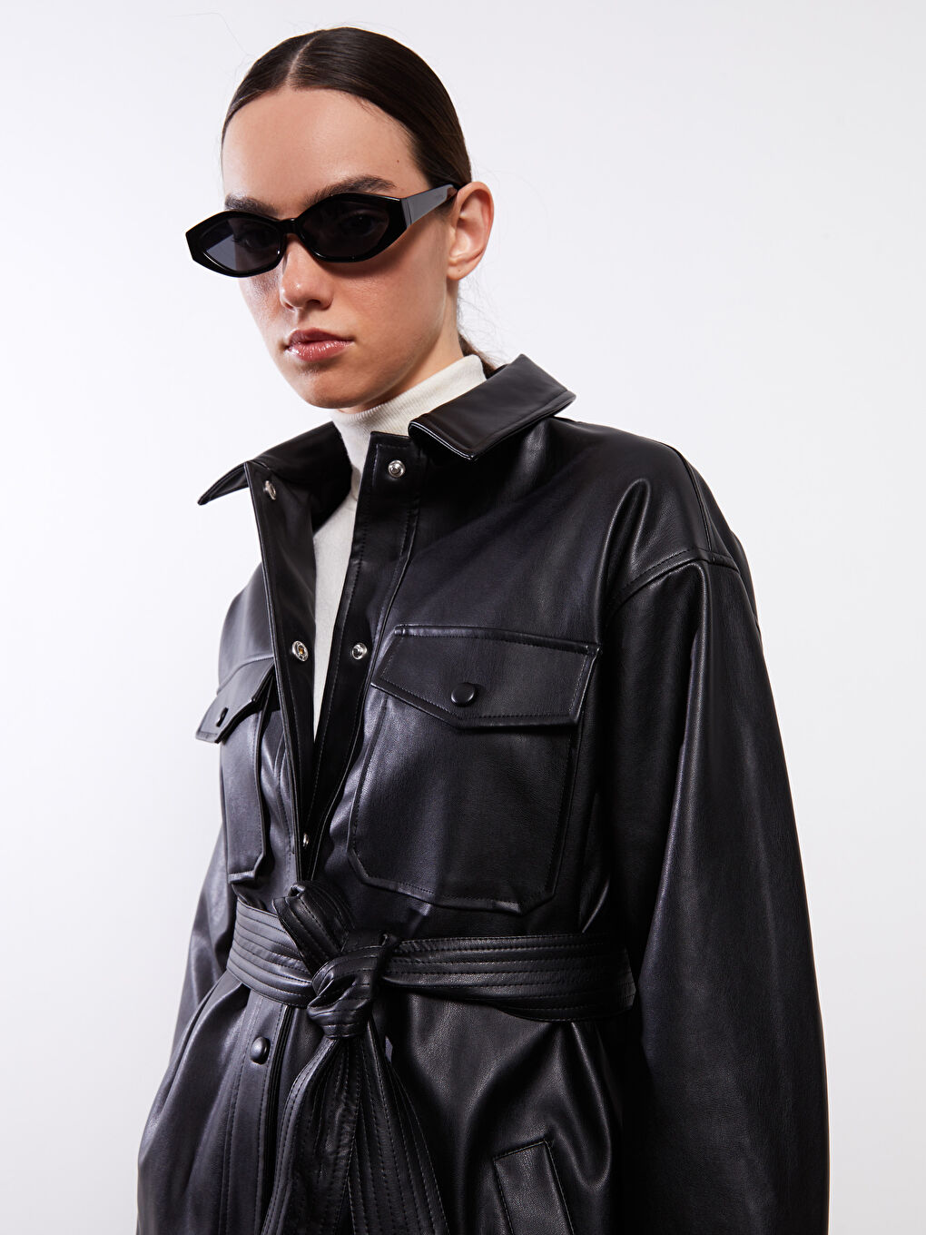 Siyah Kadın Gömlek Yaka Düz Deri Görünümlü Mont-3