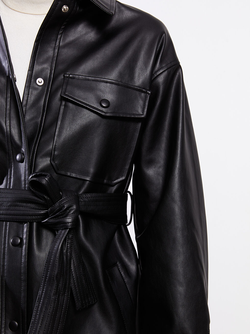 Siyah Kadın Gömlek Yaka Düz Deri Görünümlü Mont-4