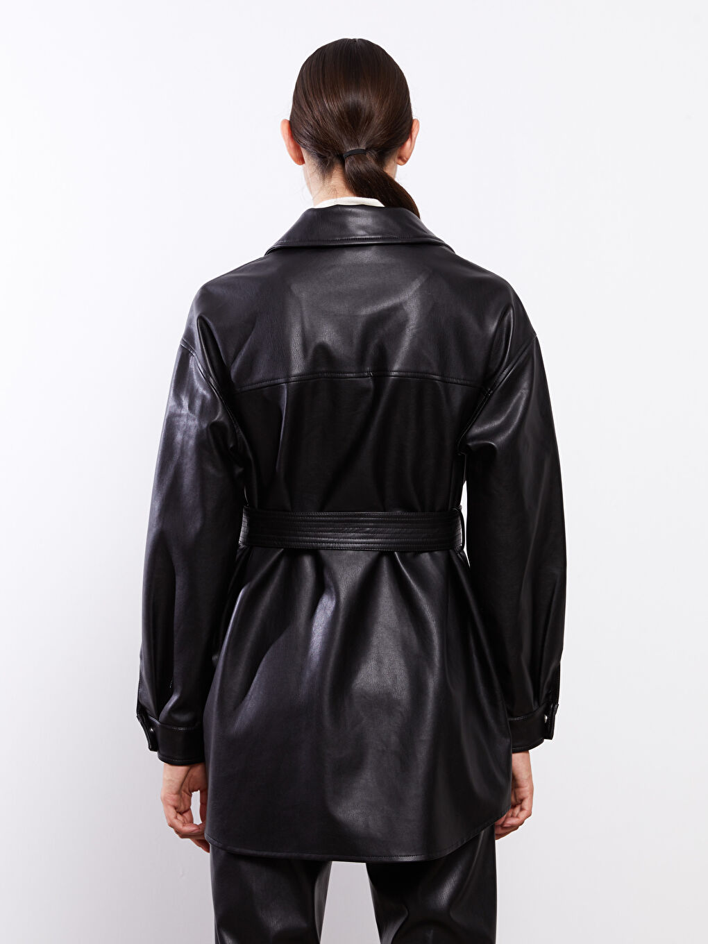 Siyah Kadın Gömlek Yaka Düz Deri Görünümlü Mont-5