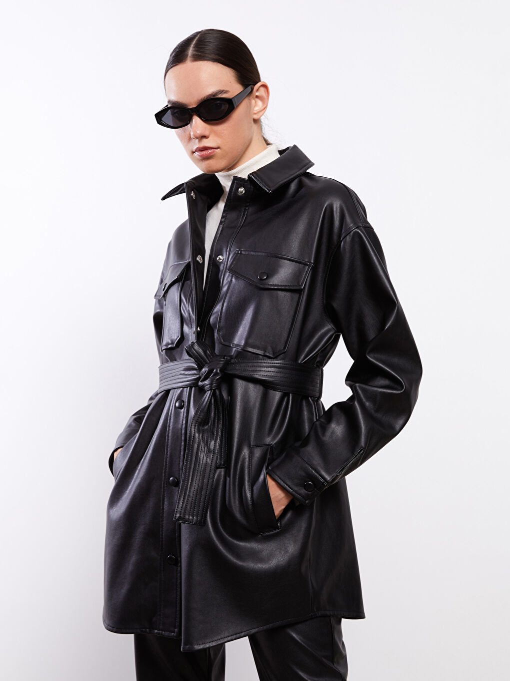 Siyah Kadın Gömlek Yaka Düz Deri Görünümlü Mont