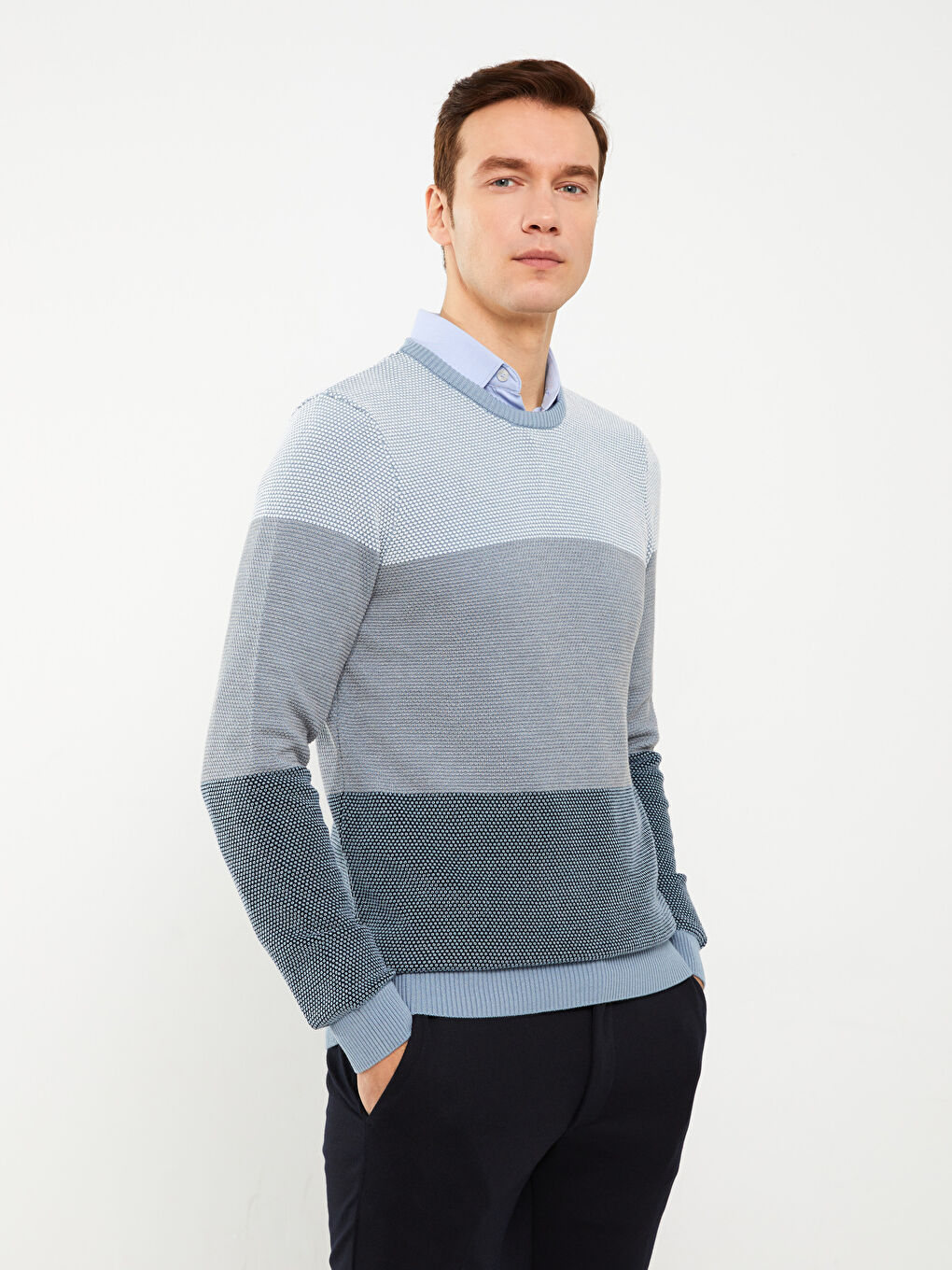 Мужской трикотажный свитер с круглым вырезом и длинными рукавами с цветовыми блоками-1