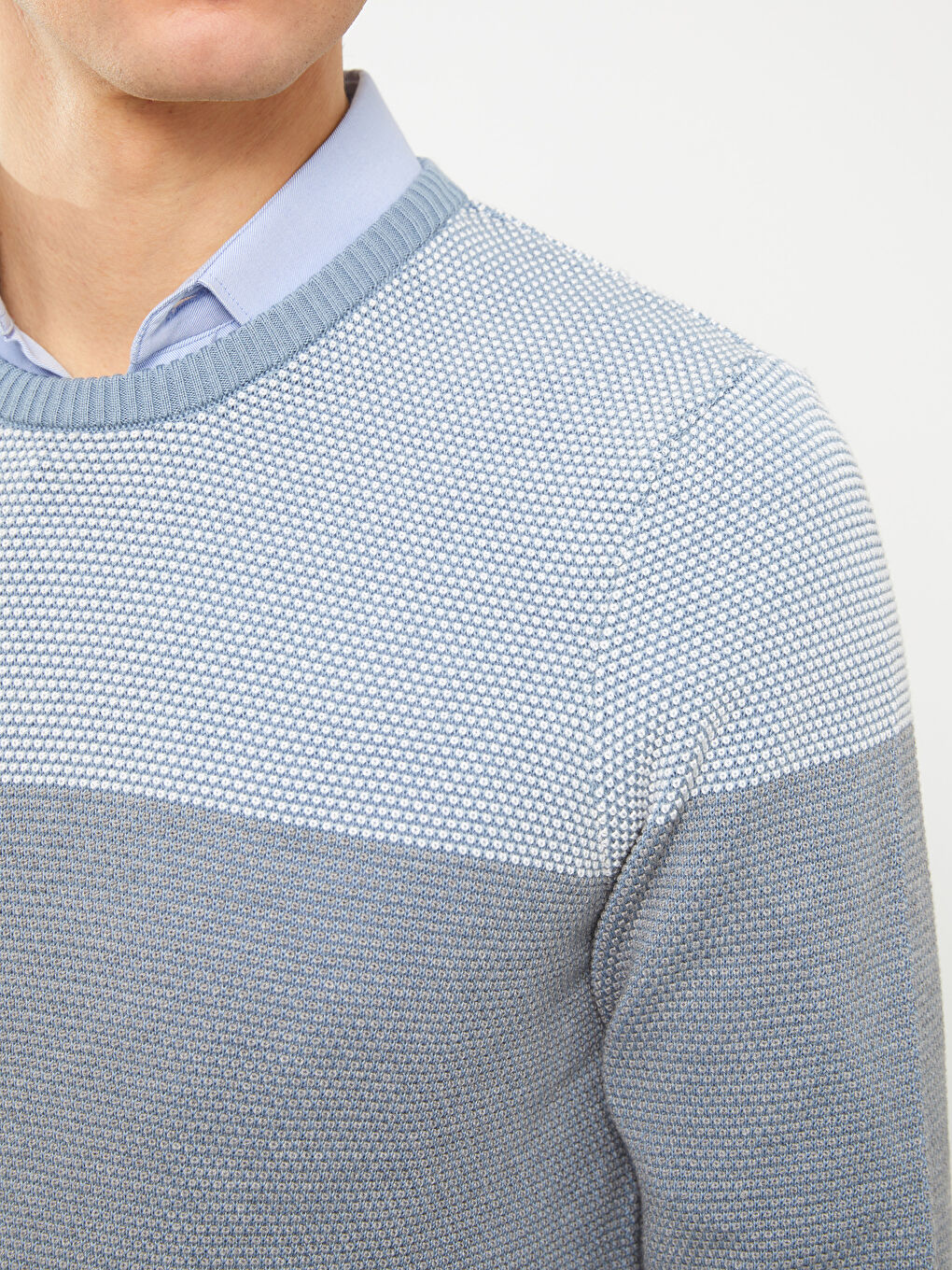 Мужской трикотажный свитер с круглым вырезом и длинными рукавами с цветовыми блоками-3