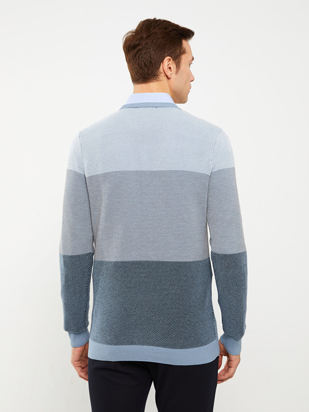 Мужской трикотажный свитер с круглым вырезом и длинными рукавами с цветовыми блоками-4