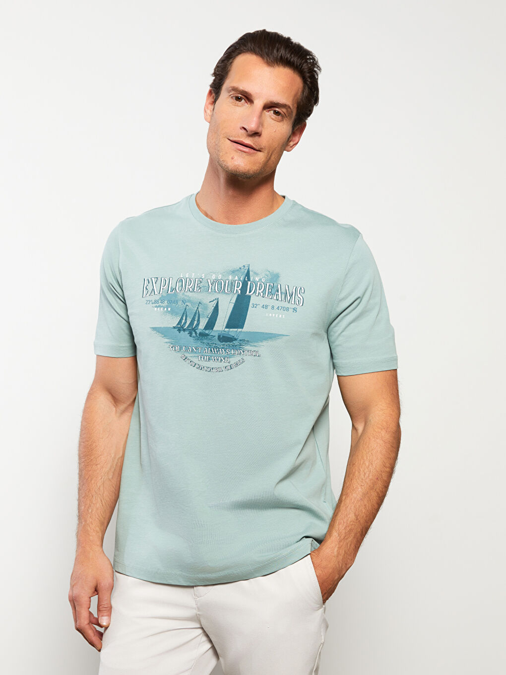 Ерлерге арналған трикотаж дөңгелек жағалы қысқа жең принтті мақта футболка-1