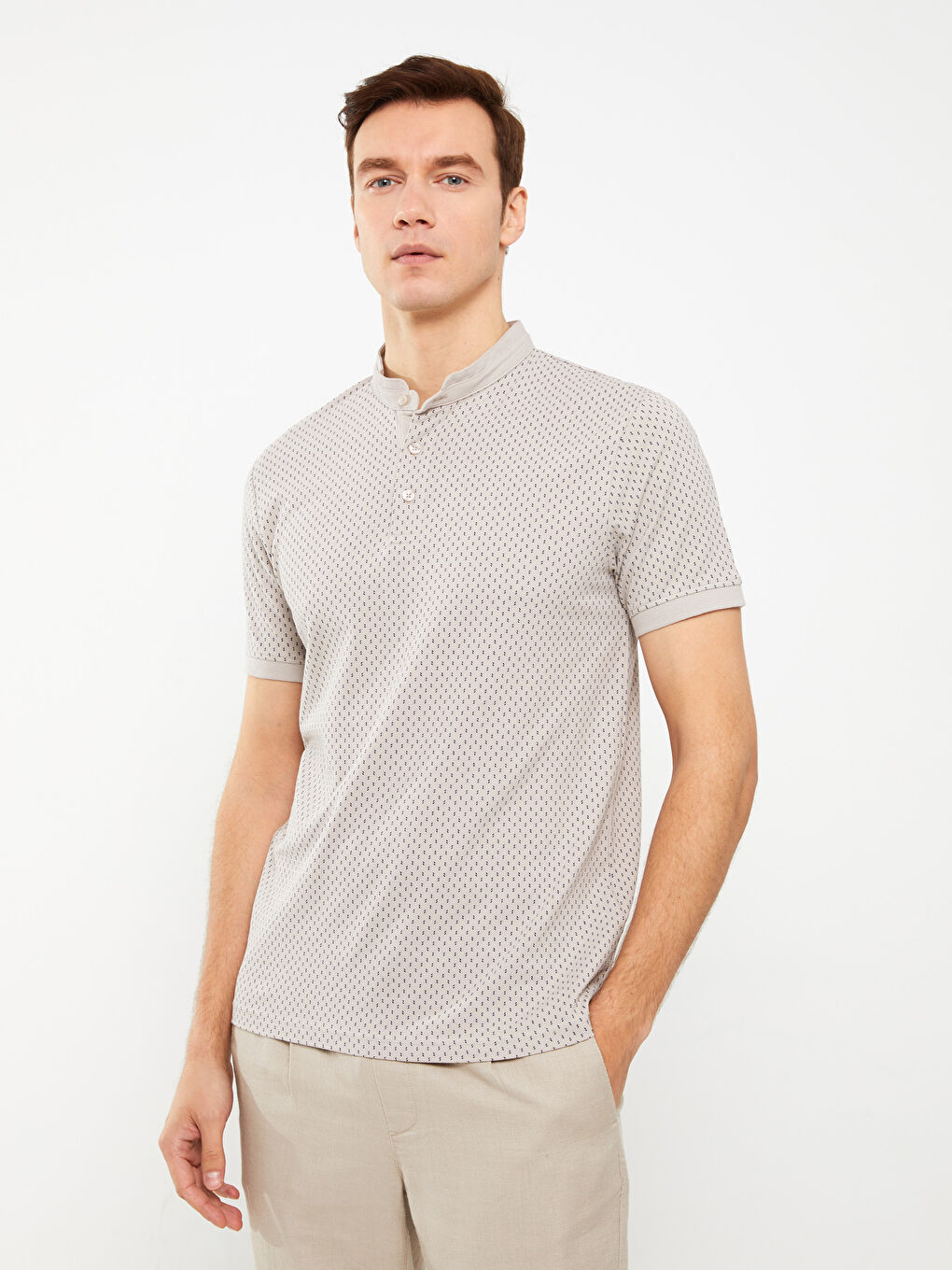 تي شيرت للرجال بياقة مندرين كم قصير بيكيه منقوش