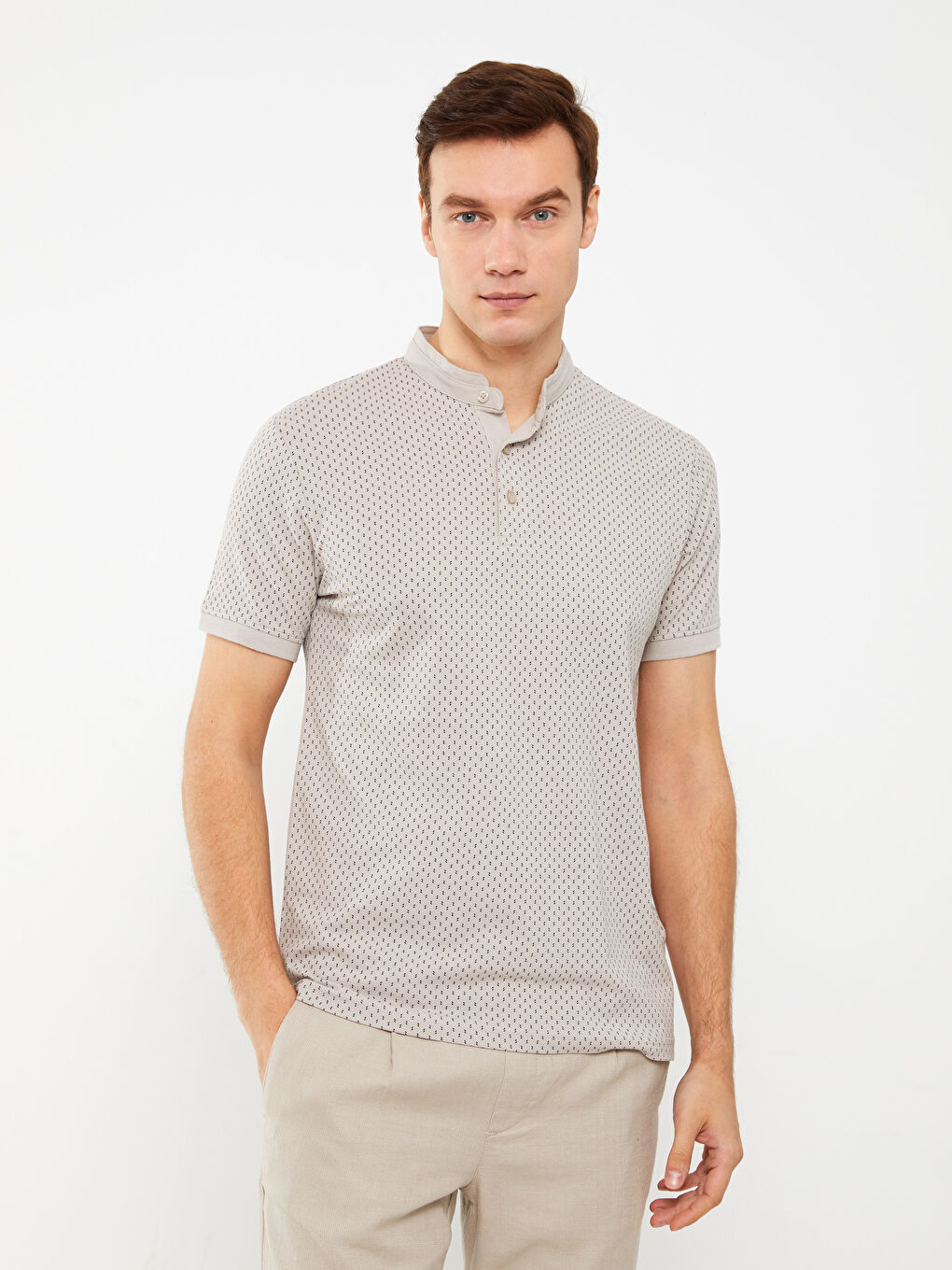 تي شيرت للرجال بياقة مندرين كم قصير بيكيه منقوش-1