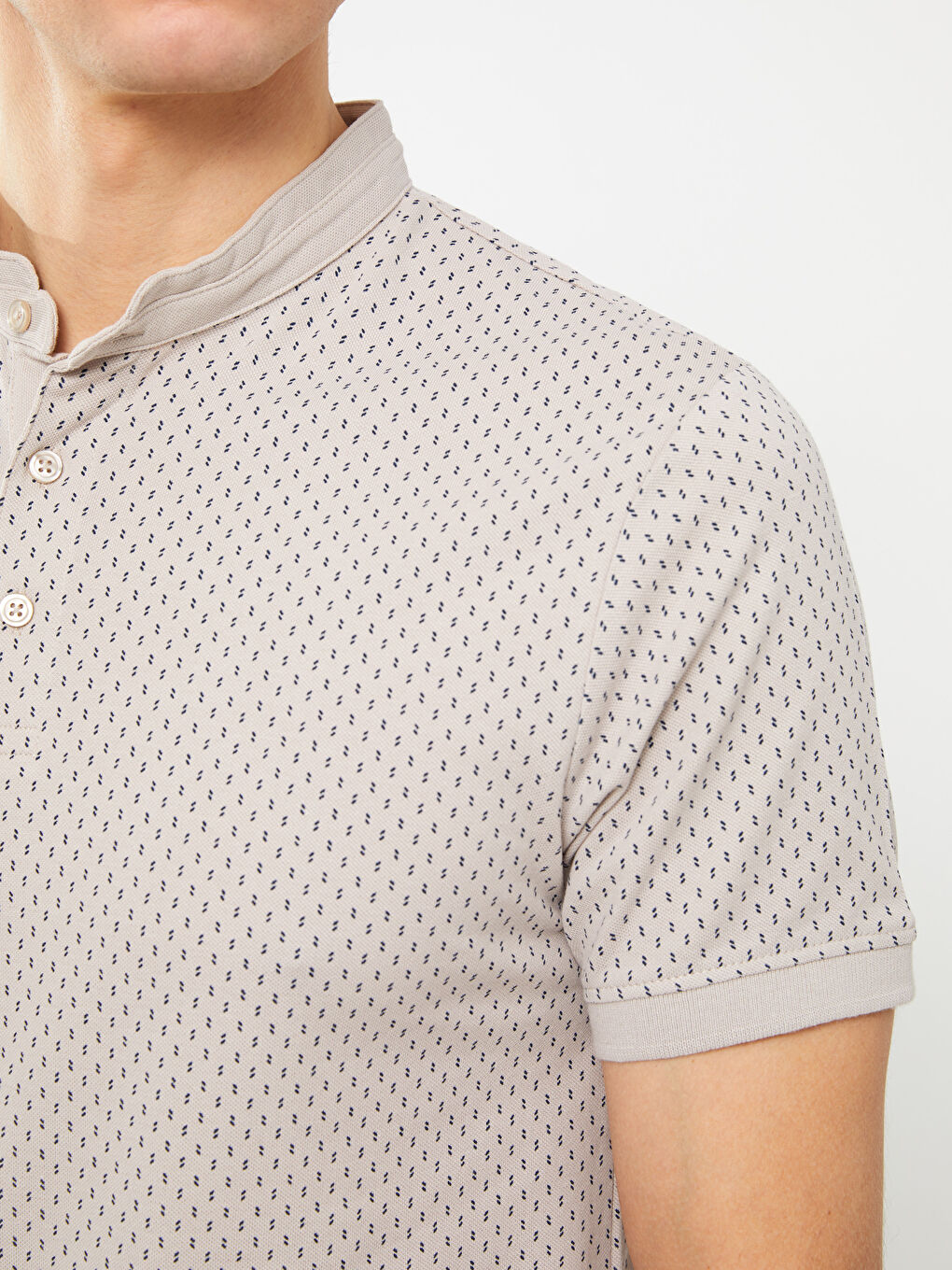 تي شيرت للرجال بياقة مندرين كم قصير بيكيه منقوش-3