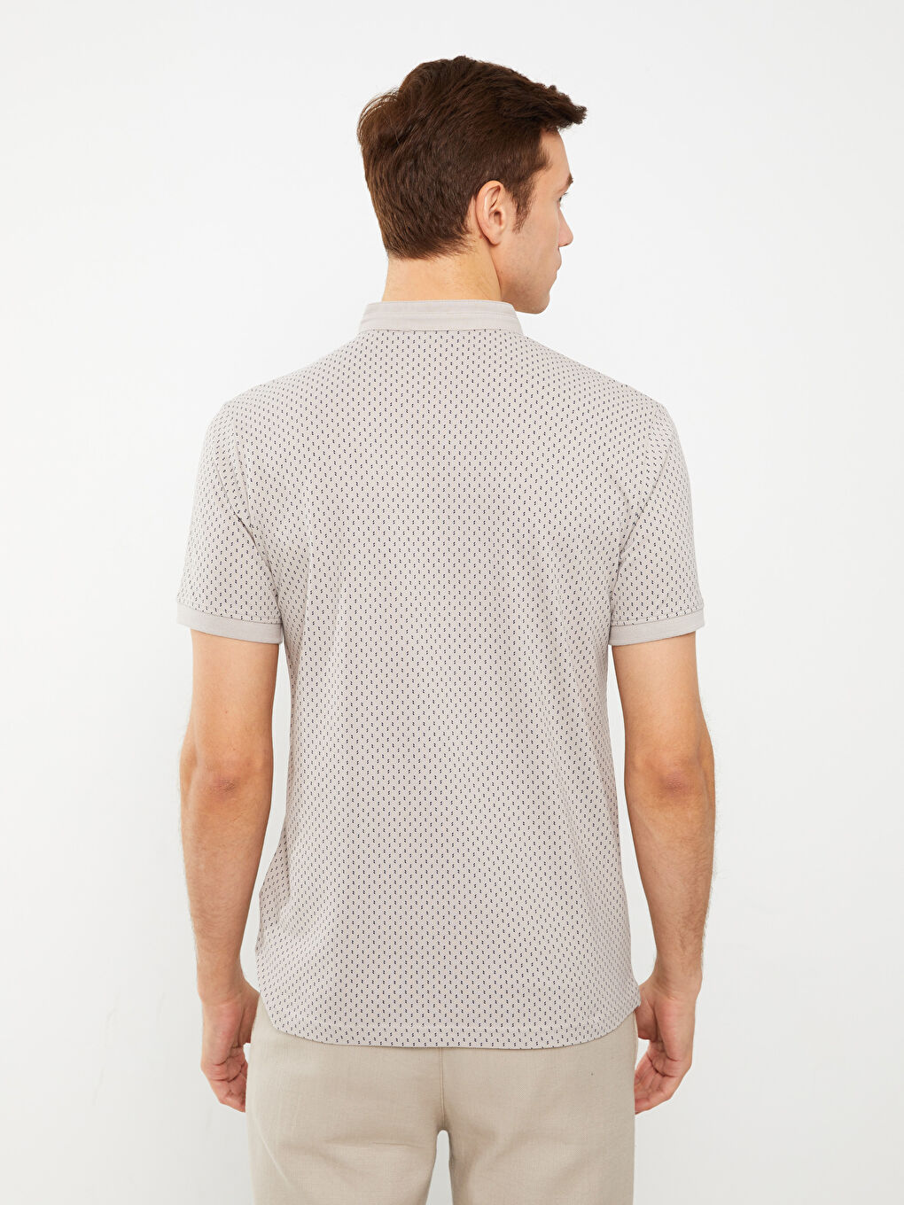 تي شيرت للرجال بياقة مندرين كم قصير بيكيه منقوش-4