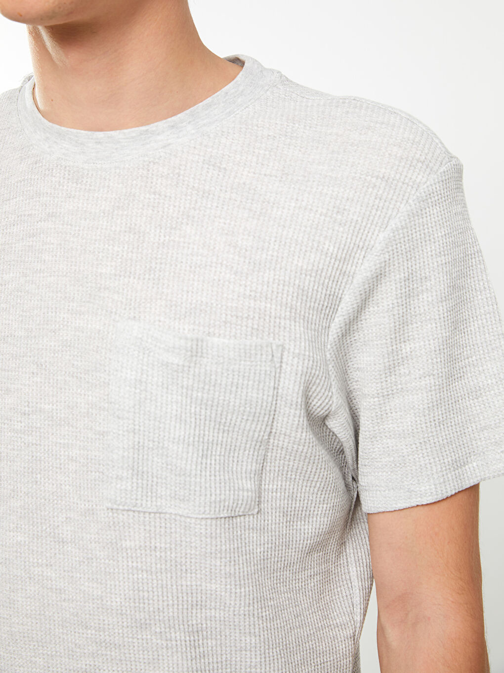 تيشيرت رجالي بياقة دائرية وكم قصير-3