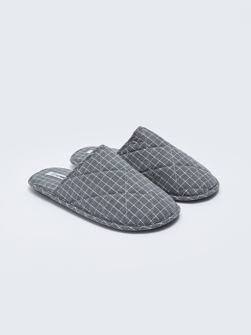 Ерлерге арналған торлы үлгіде жабық алдыңғы үйге арналған тәпішкелер