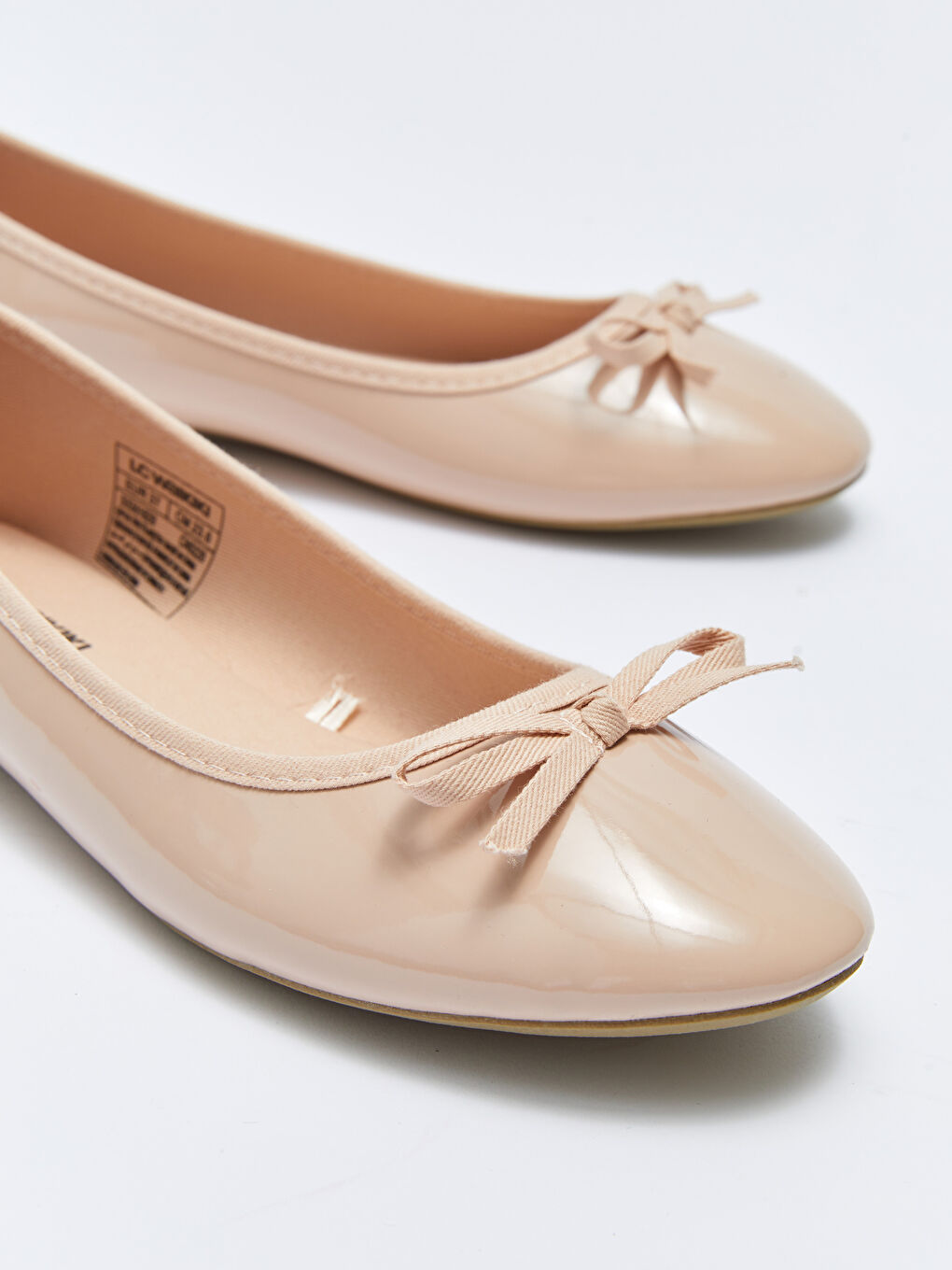 Bej Deri Görünümlü Fiyonklu Kadın Babet-2