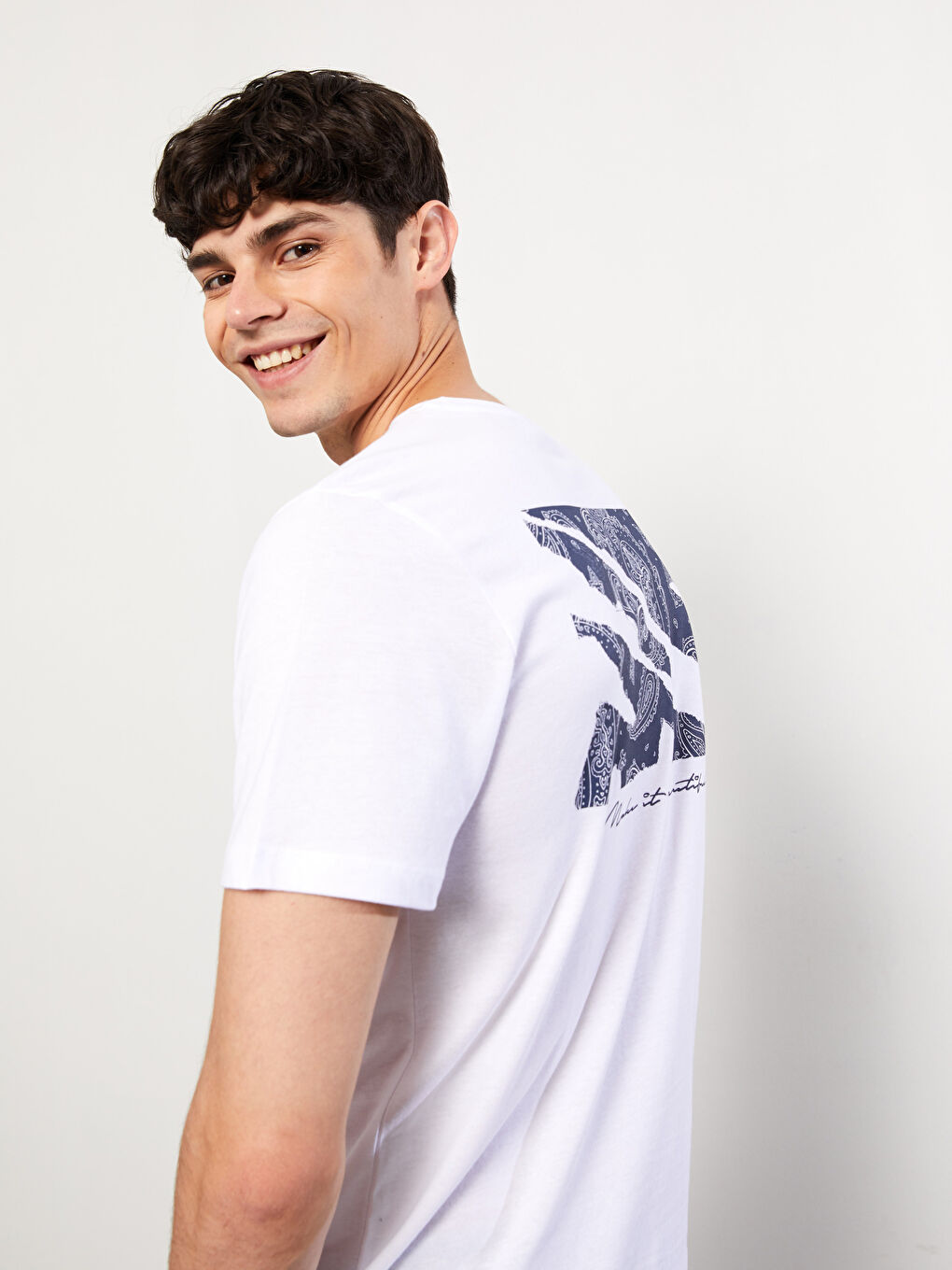 Beyaz Bisiklet Yaka Kısa Kollu Baskılı Penye Erkek Tişört