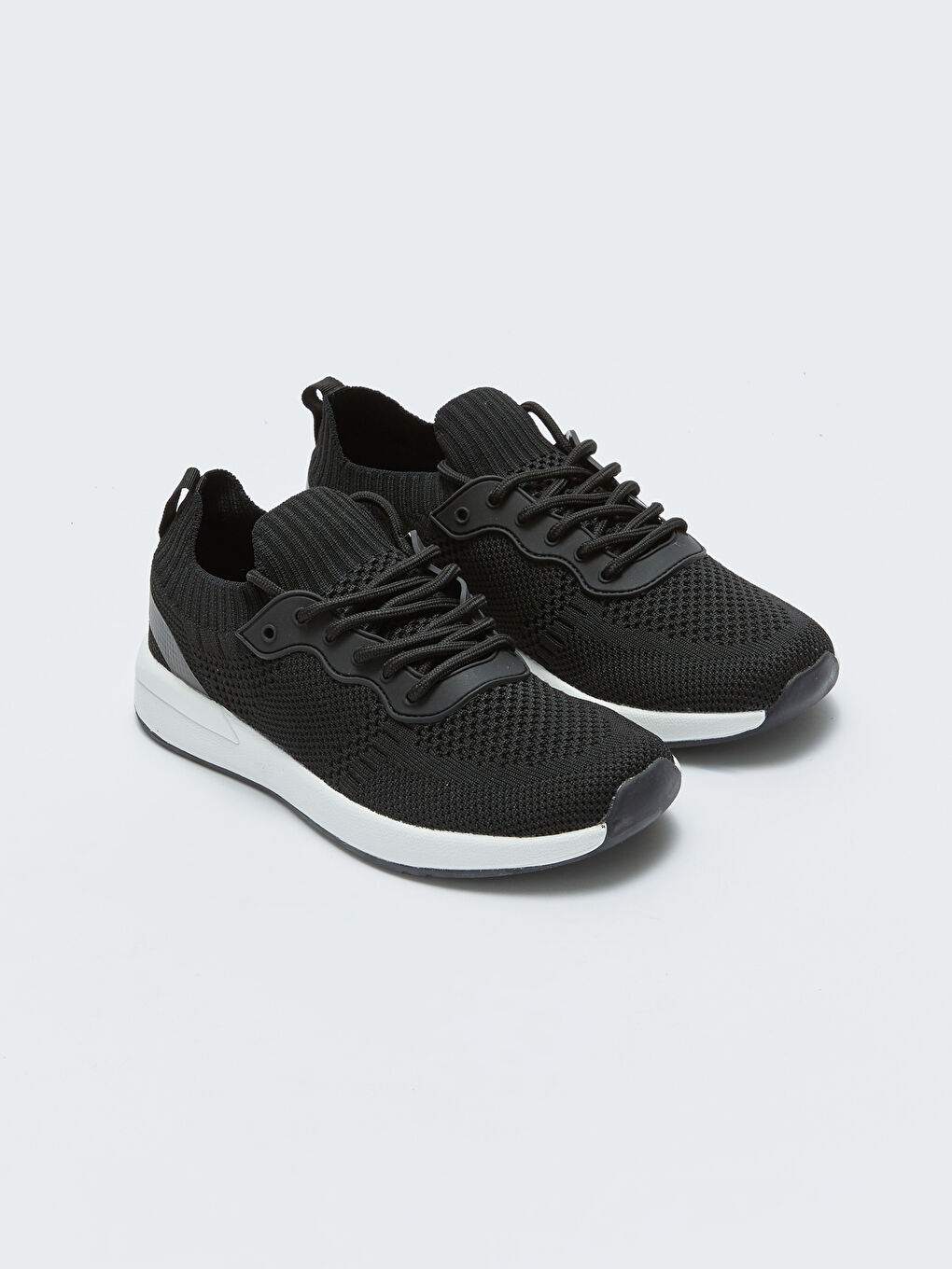 حذاء رياضي للسيدات بأربطة بتفاصيل دقيقة