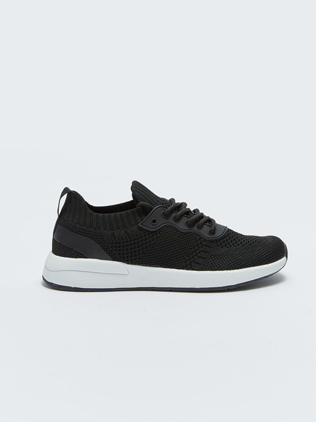 حذاء رياضي للسيدات بأربطة بتفاصيل دقيقة-1