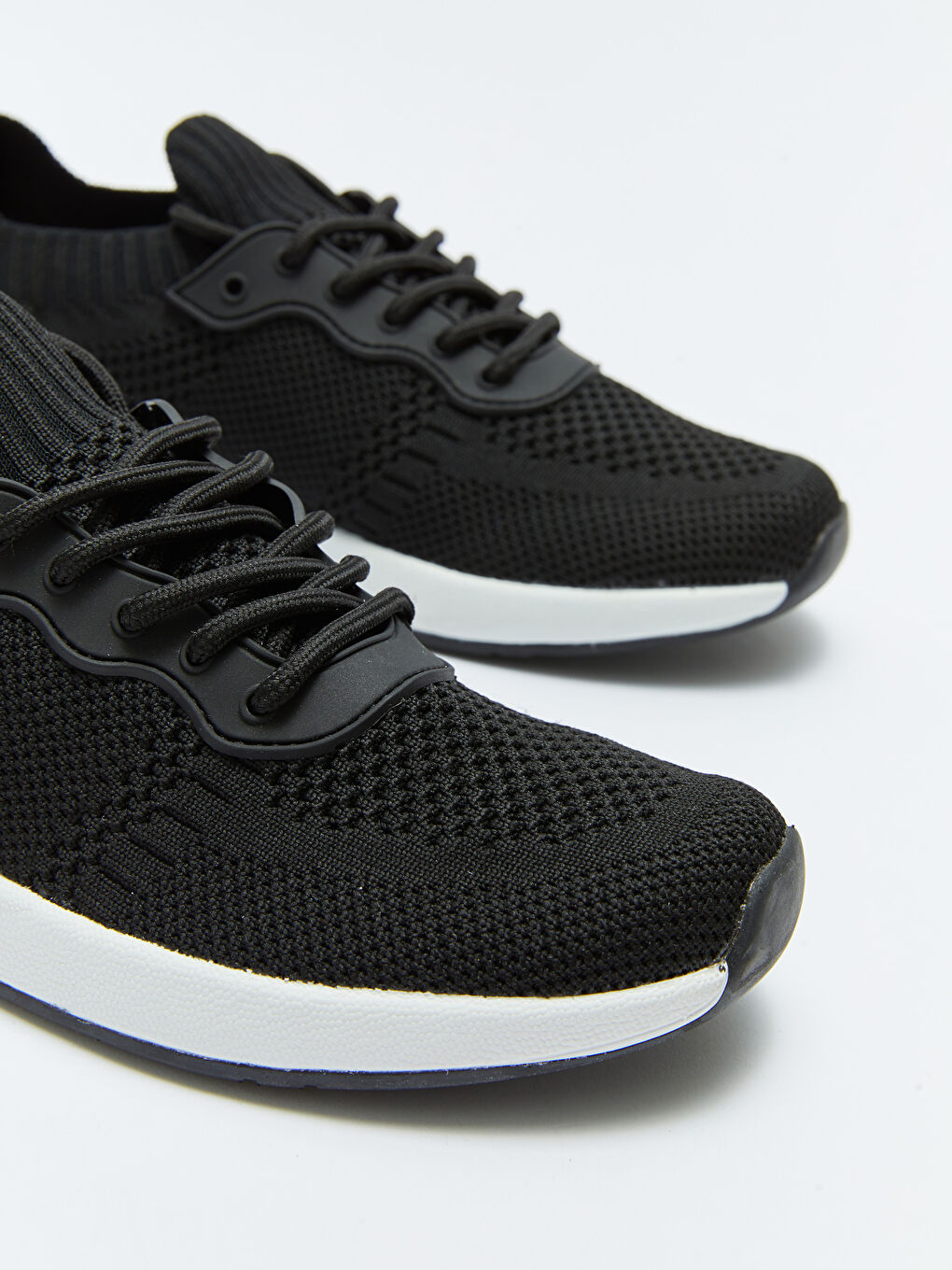 حذاء رياضي للسيدات بأربطة بتفاصيل دقيقة-2