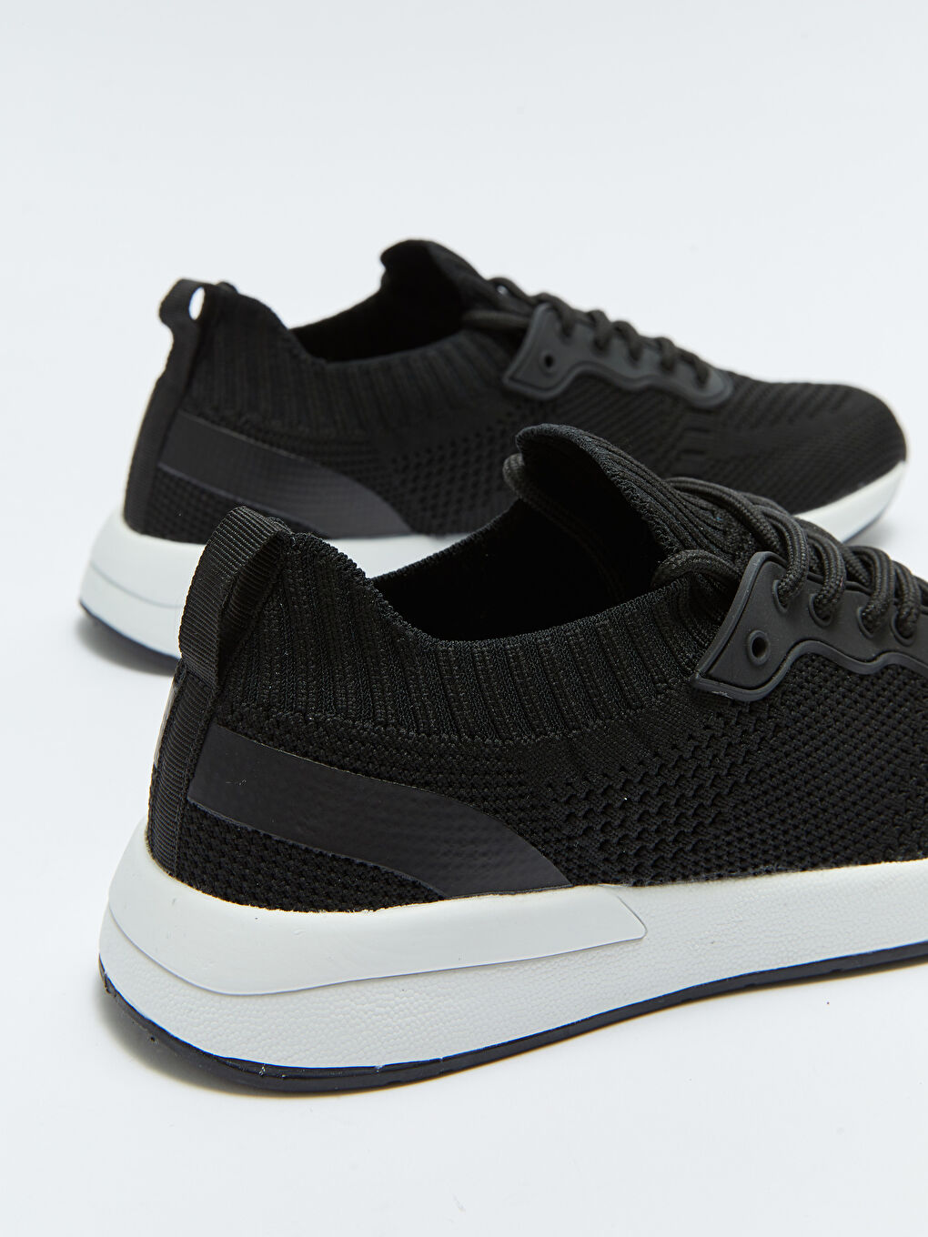 حذاء رياضي للسيدات بأربطة بتفاصيل دقيقة-4