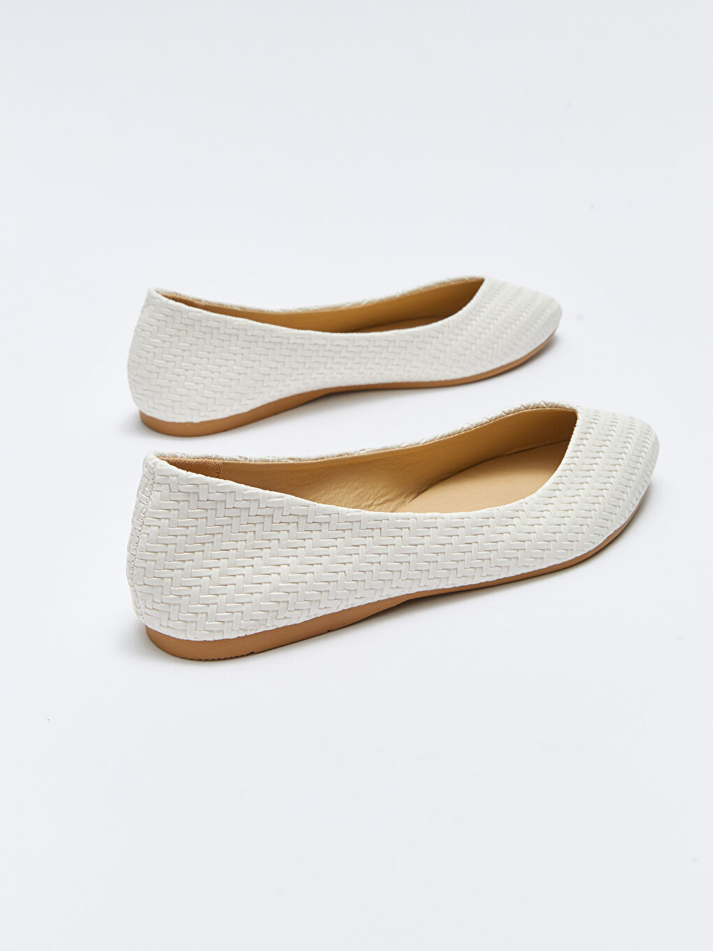 Beyaz Deri Görünümlü Kadın Babet-4