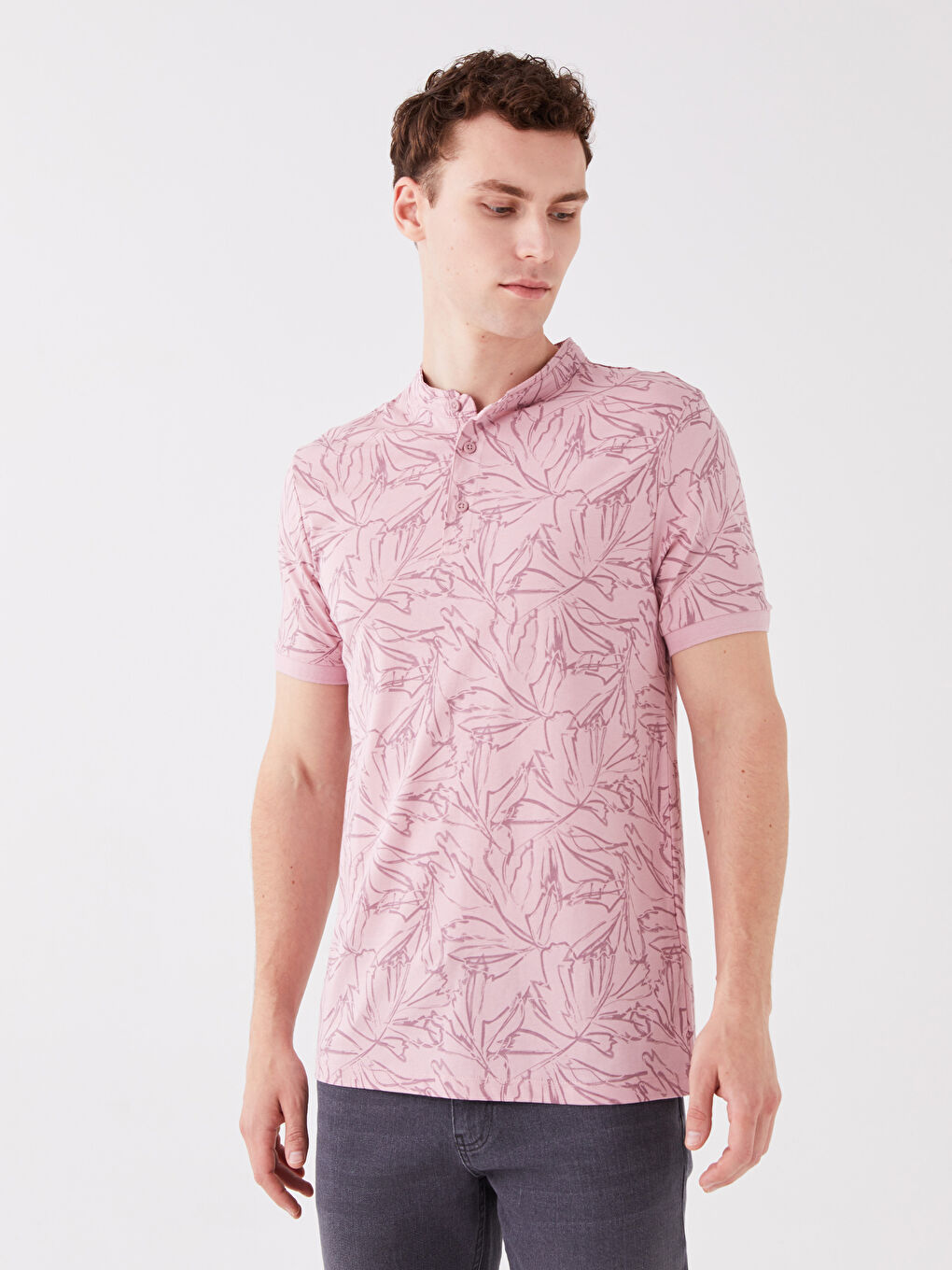 Pembe Hakim Yaka Kısa Kollu Desenli Erkek Tişört