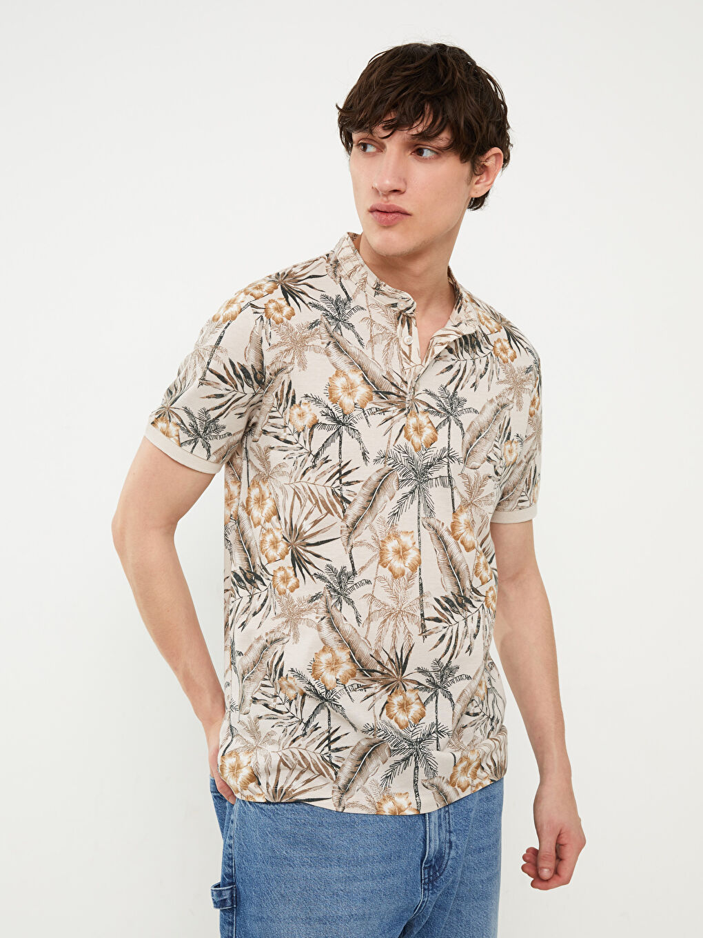 Beyaz Hakim Yaka Kısa Kollu Desenli Erkek Tişört