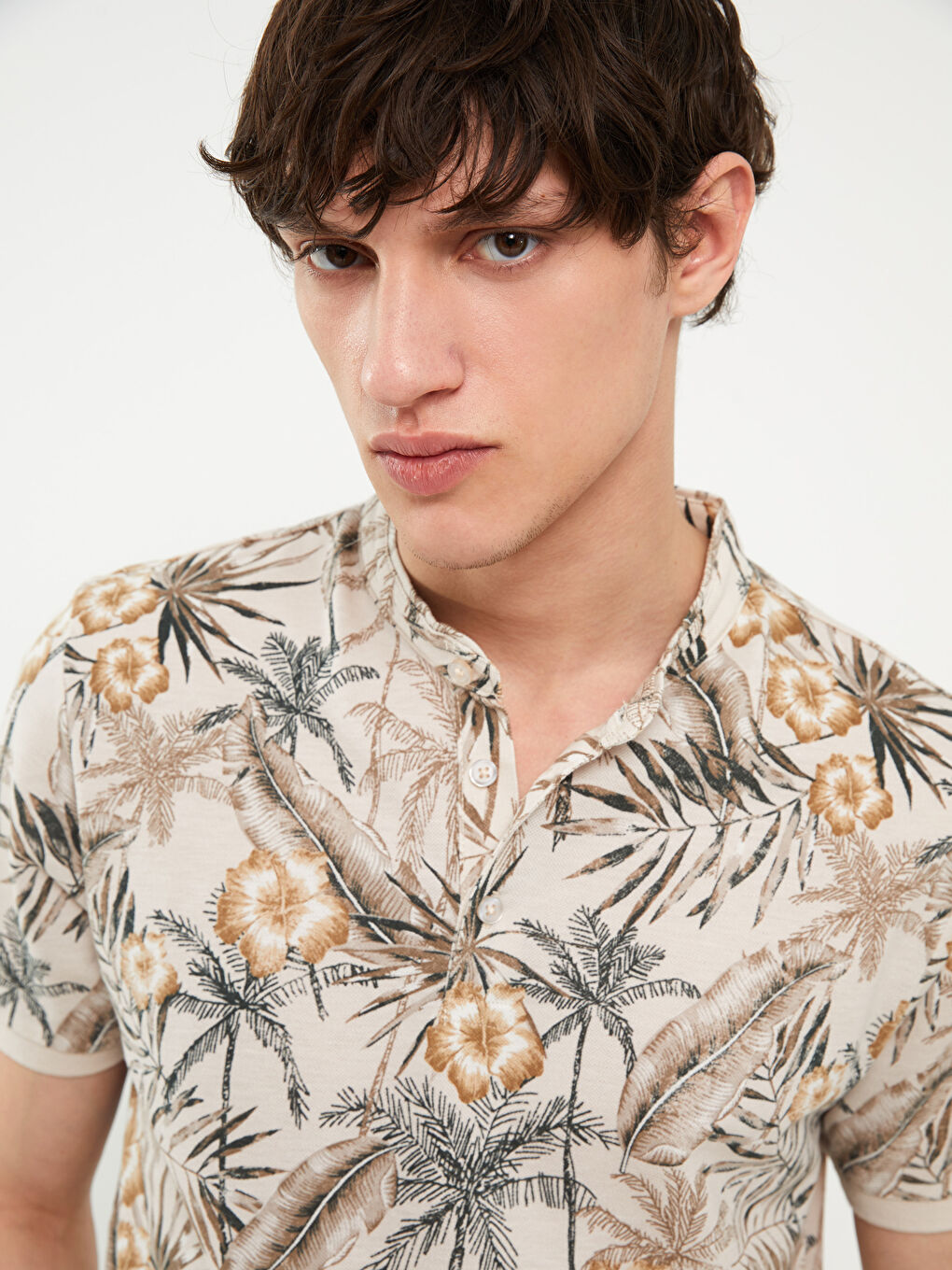 Beyaz Hakim Yaka Kısa Kollu Desenli Erkek Tişört-2