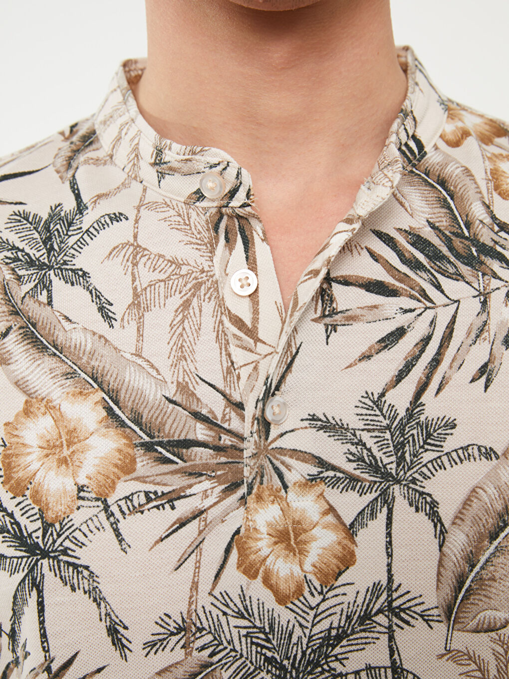 Beyaz Hakim Yaka Kısa Kollu Desenli Erkek Tişört-3