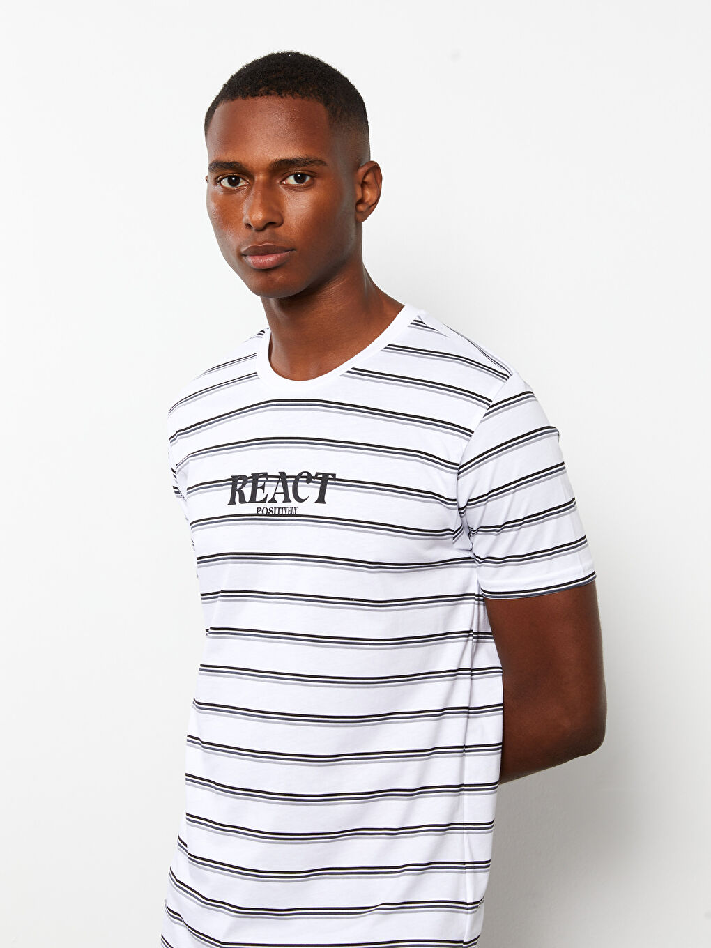 Beyaz Bisiklet Yaka Kısa Kollu Çizgili Penye Erkek Tişört-1