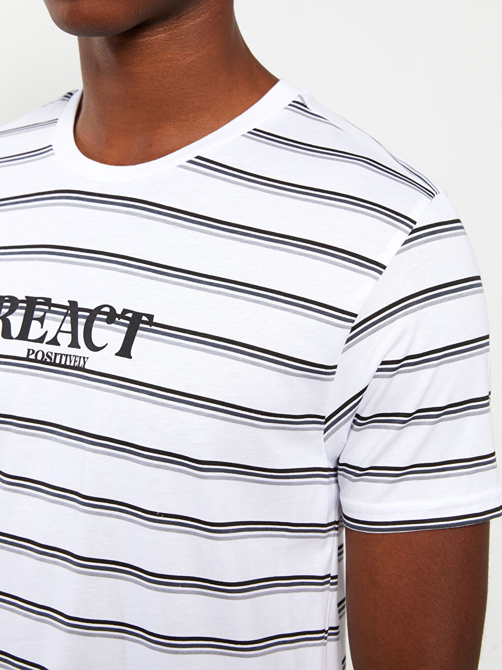Beyaz Bisiklet Yaka Kısa Kollu Çizgili Penye Erkek Tişört-2