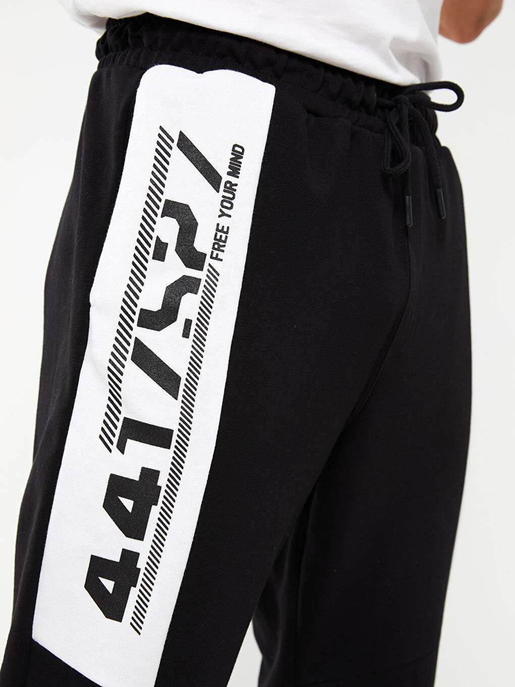 بنطلون رياضي رجالي مطبوع بقصة ضيقة-5