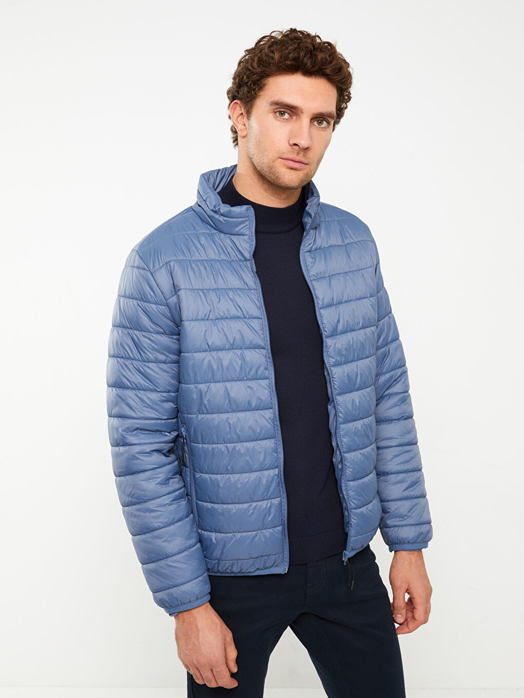 Мужской пуховик стандартного кроя с воротником-трубой