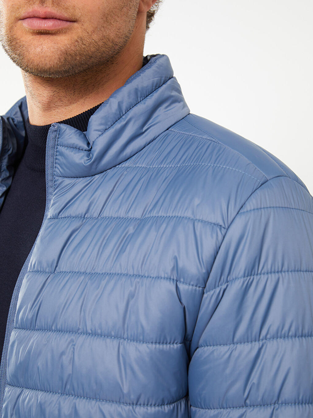 Мужской пуховик стандартного кроя с воротником-трубой-2