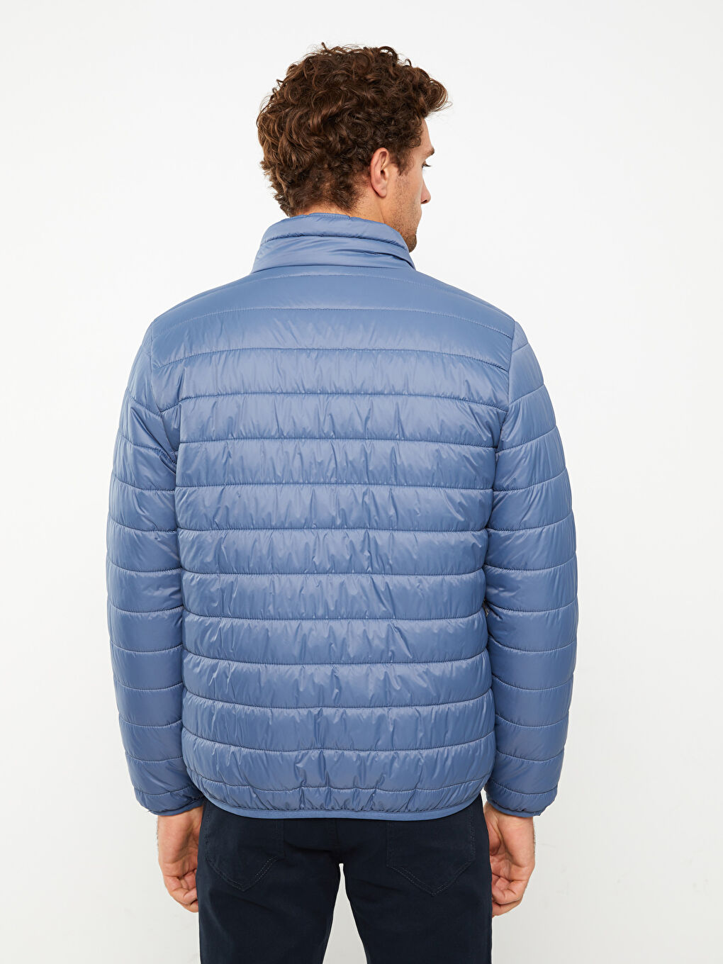 Мужской пуховик стандартного кроя с воротником-трубой-4