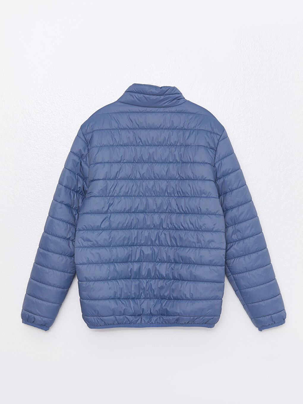 Мужской пуховик стандартного кроя с воротником-трубой-6