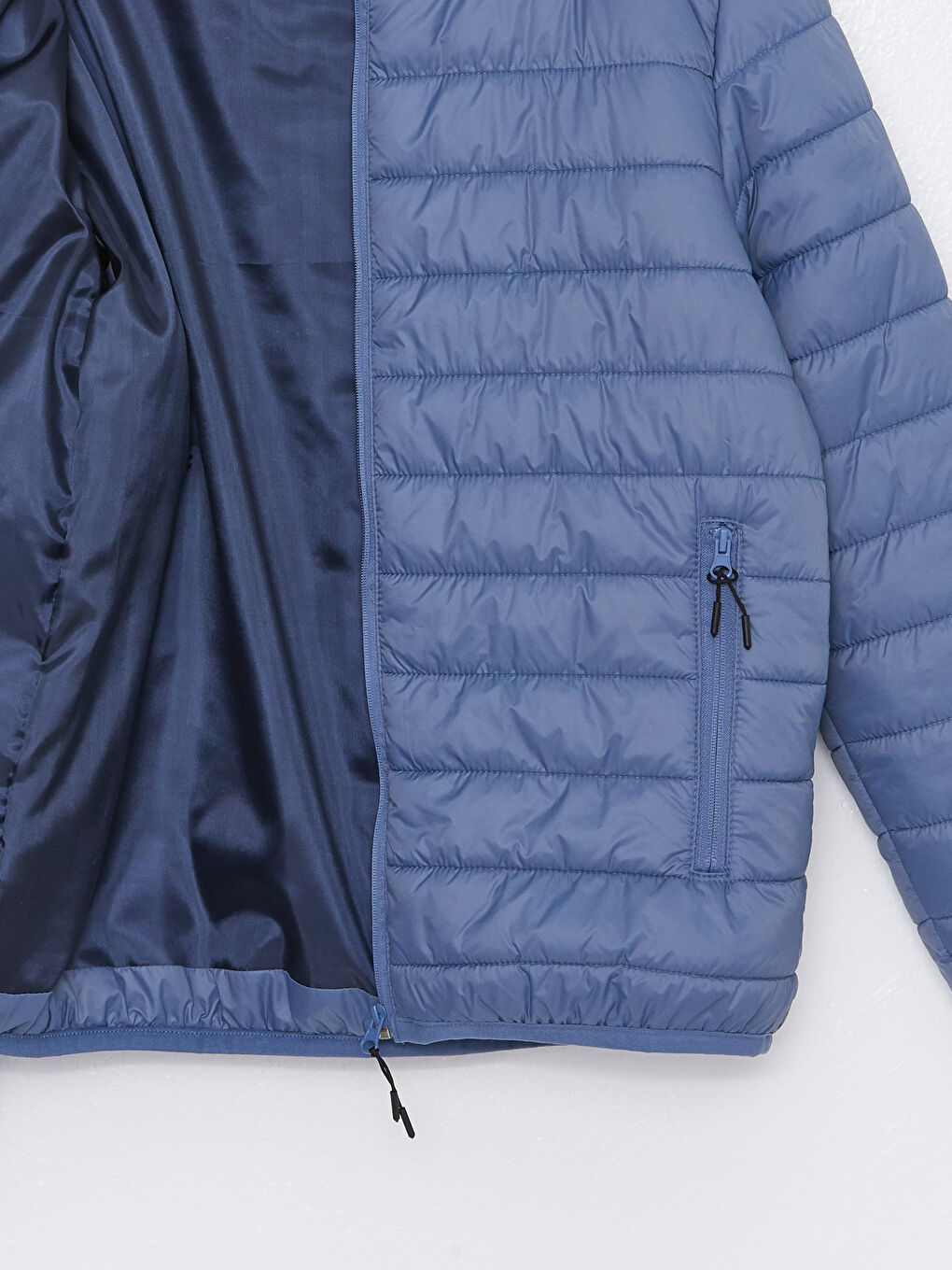 Мужской пуховик стандартного кроя с воротником-трубой-7