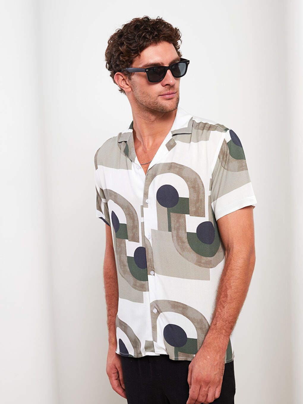 Ерлерге арналған еркін пішім жағалы өрнекті қысқа жең жейде-1