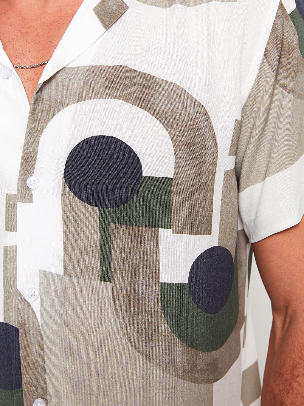 Ерлерге арналған еркін пішім жағалы өрнекті қысқа жең жейде-3