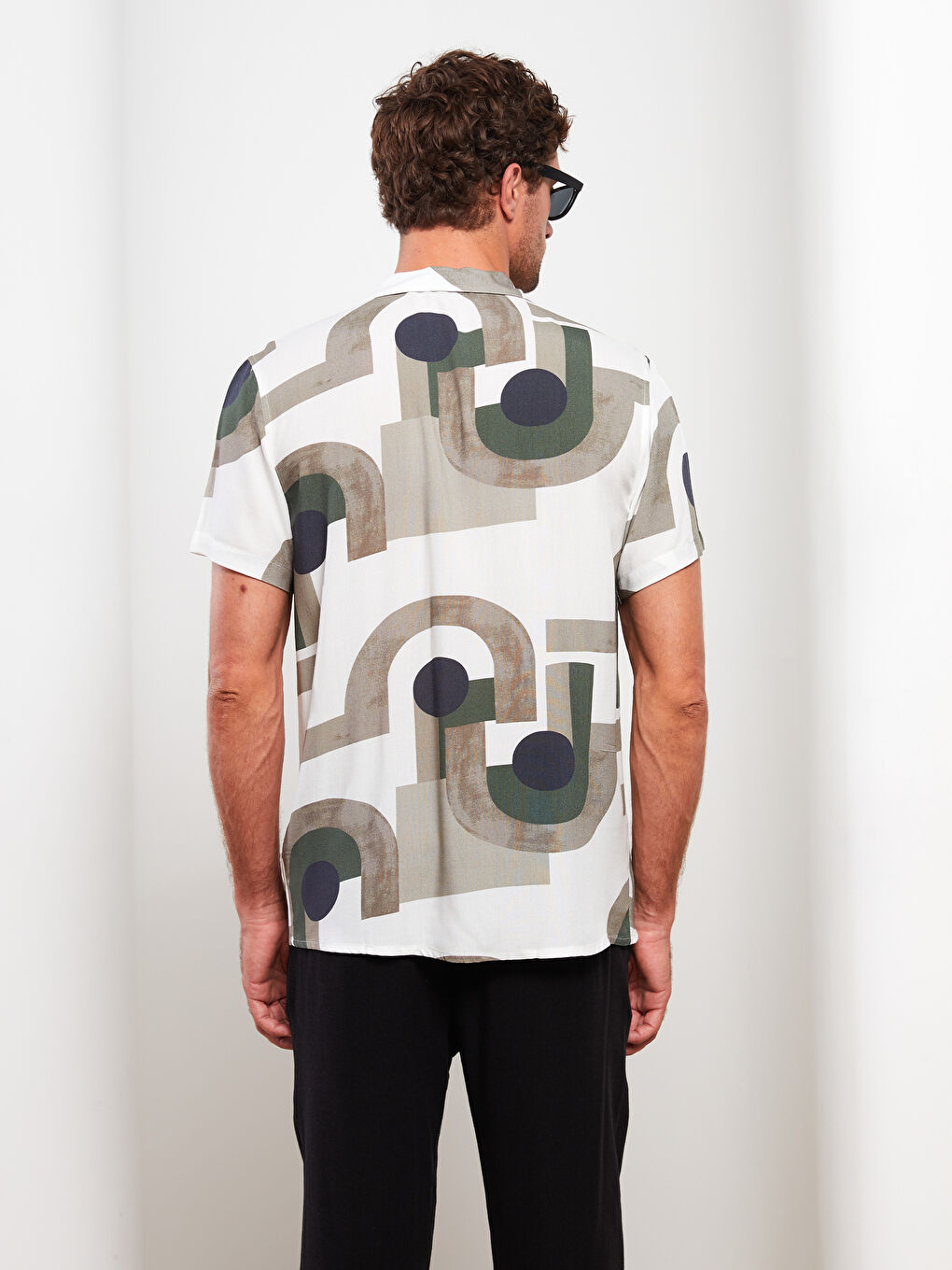 Ерлерге арналған еркін пішім жағалы өрнекті қысқа жең жейде-4