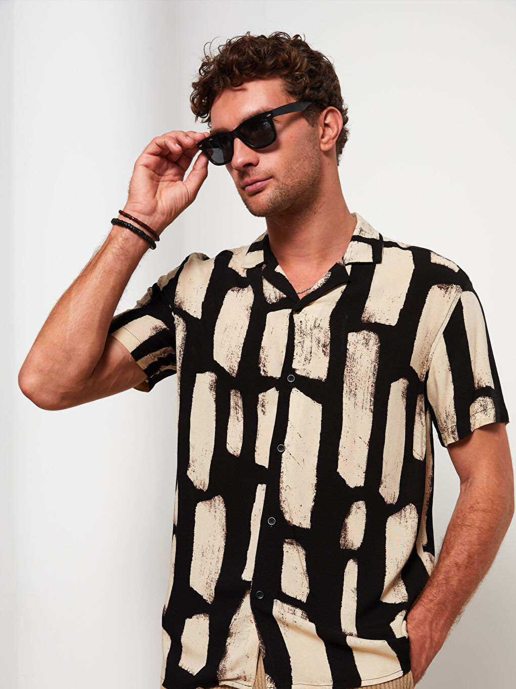 Siyah Rahat Kalıp Kısa Kollu Desenli Viskon Erkek Gömlek
