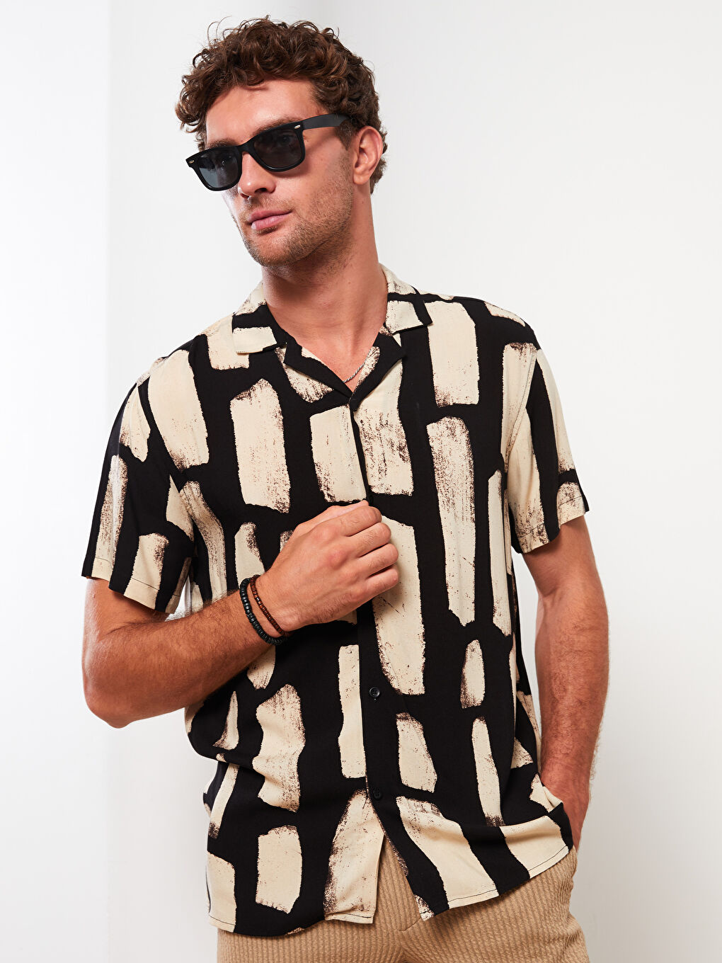 Siyah Rahat Kalıp Kısa Kollu Desenli Viskon Erkek Gömlek-1